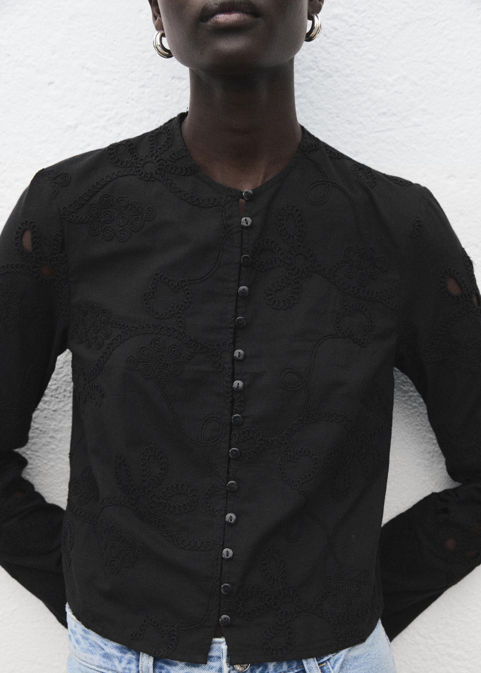 Blouse brodée boutons - Plan moyen, Noir. Ref: 17096729-00.