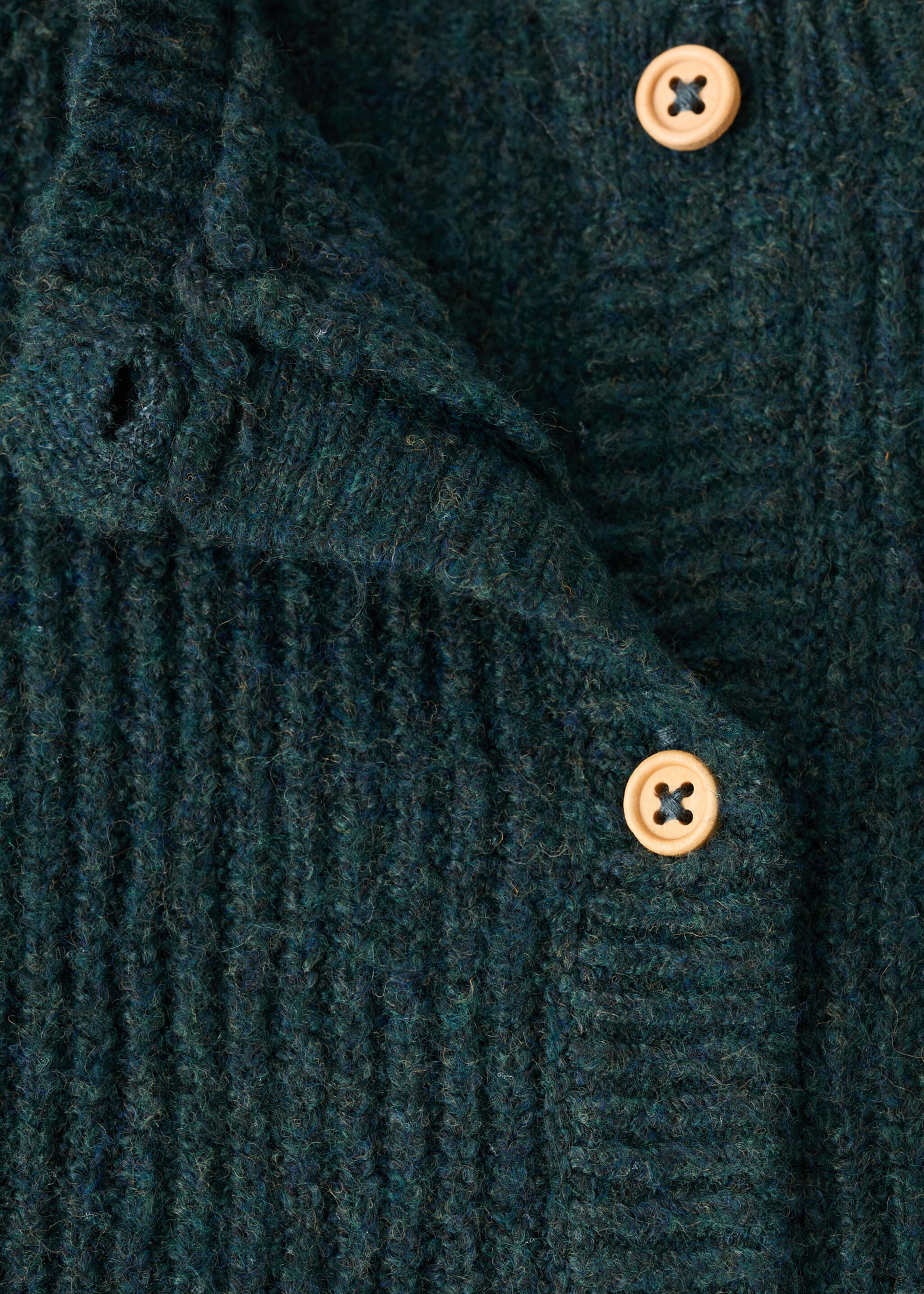 Cardigan forestc - Details of the article 8, Dark Green. Ref: 17096735-00.