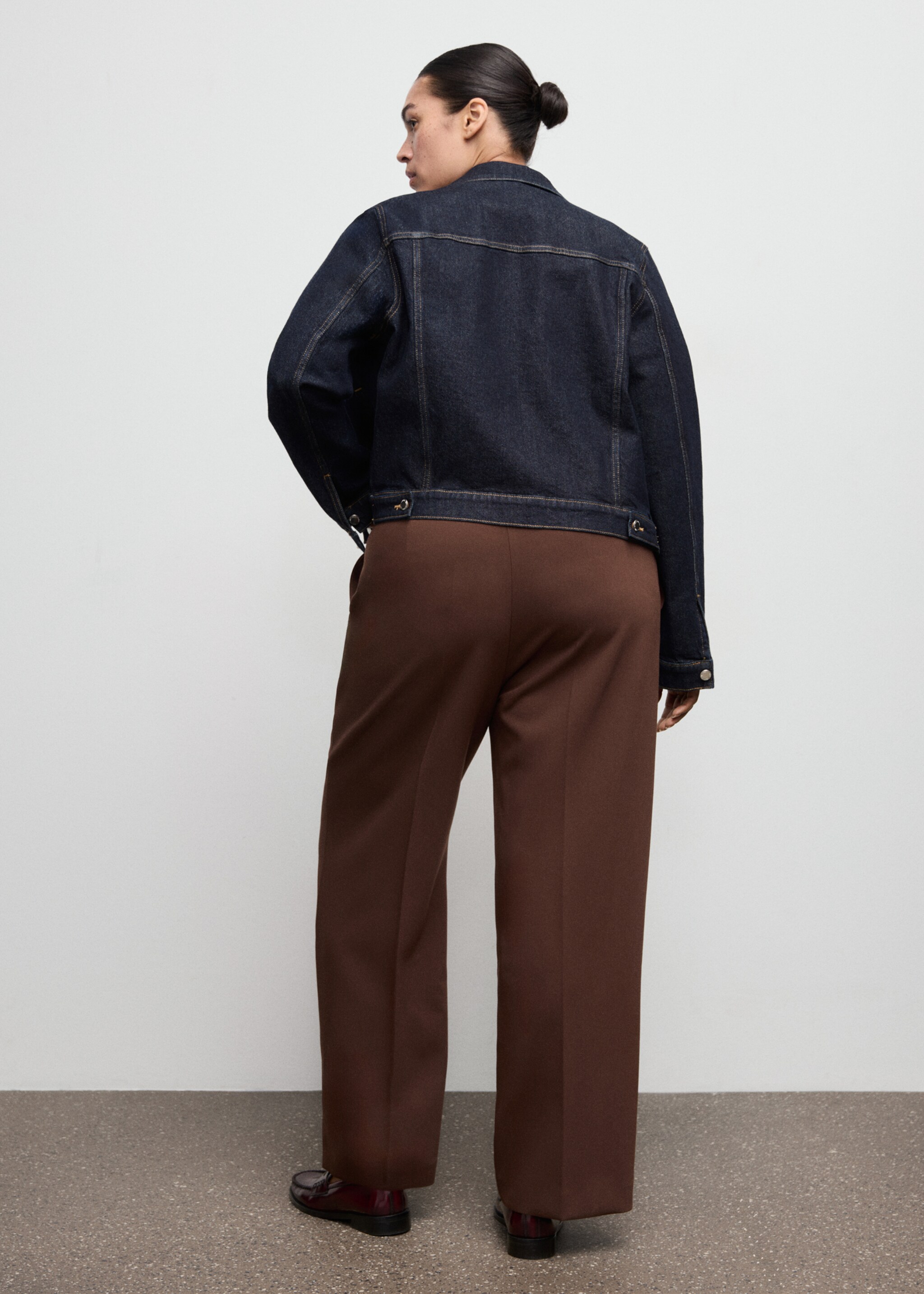 High-waist straight trousers - Details of the article 4, Chocolate. Ref: 17096743-00.