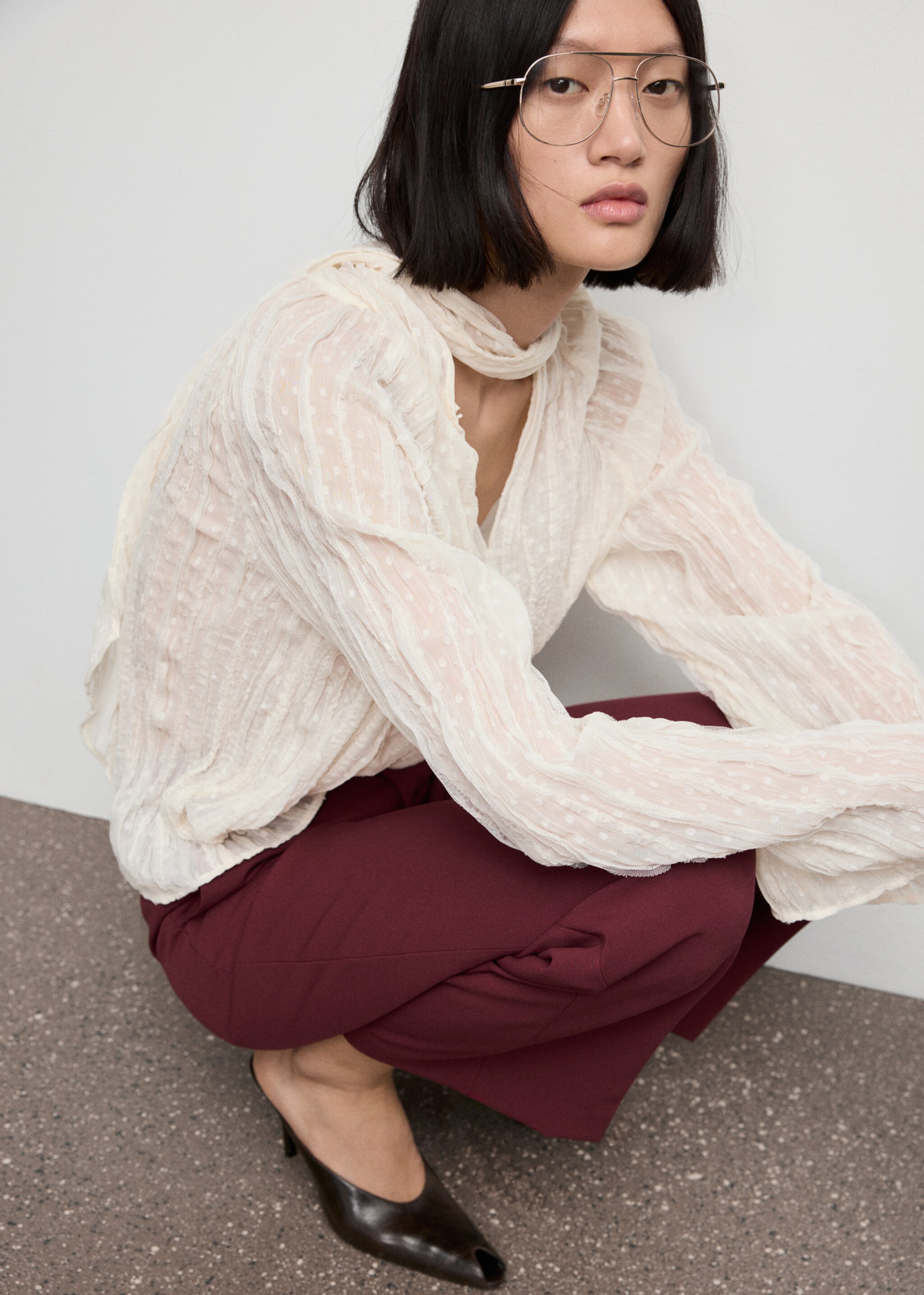 High-waist straight trousers - Details of the article 1, Maroon. Ref: 17096743-00.