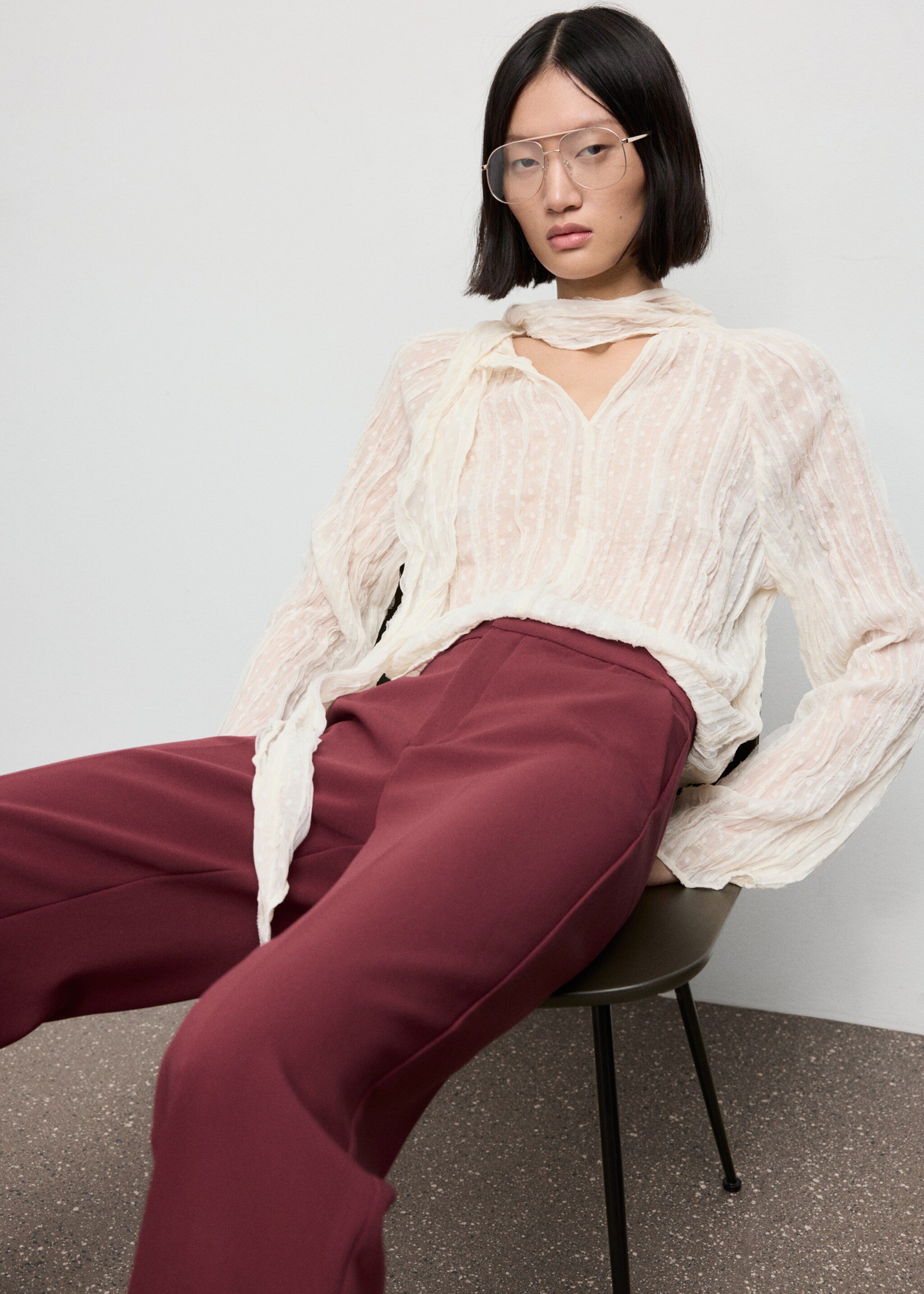 High-waist straight trousers - Details of the article 2, Maroon. Ref: 17096743-00.