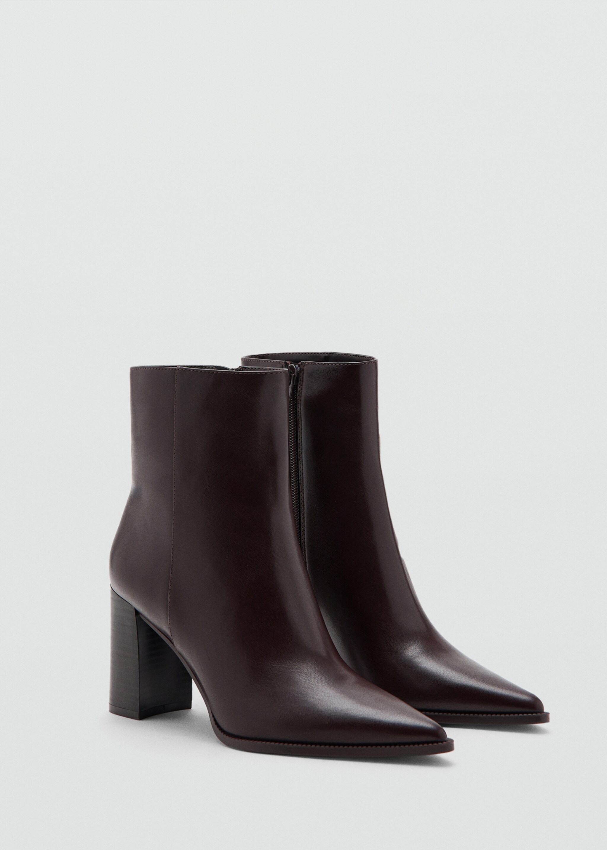 Bottines pointues talon bloc - Plan moyen, Chocolat. Ref: 17097124-00.