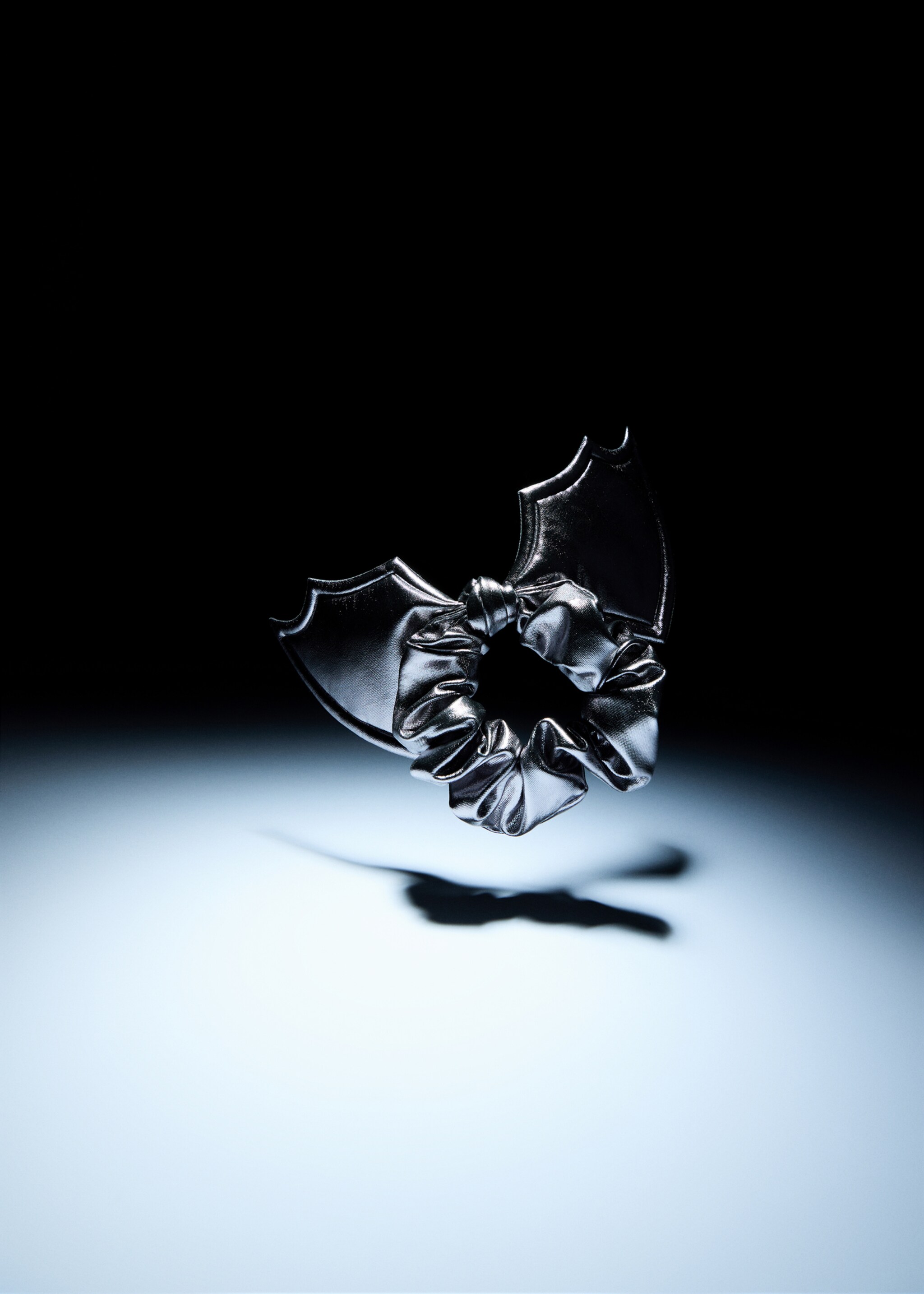 Metallic bat hair tie - Details of the article 5, Silver. Ref: 17097132-00.