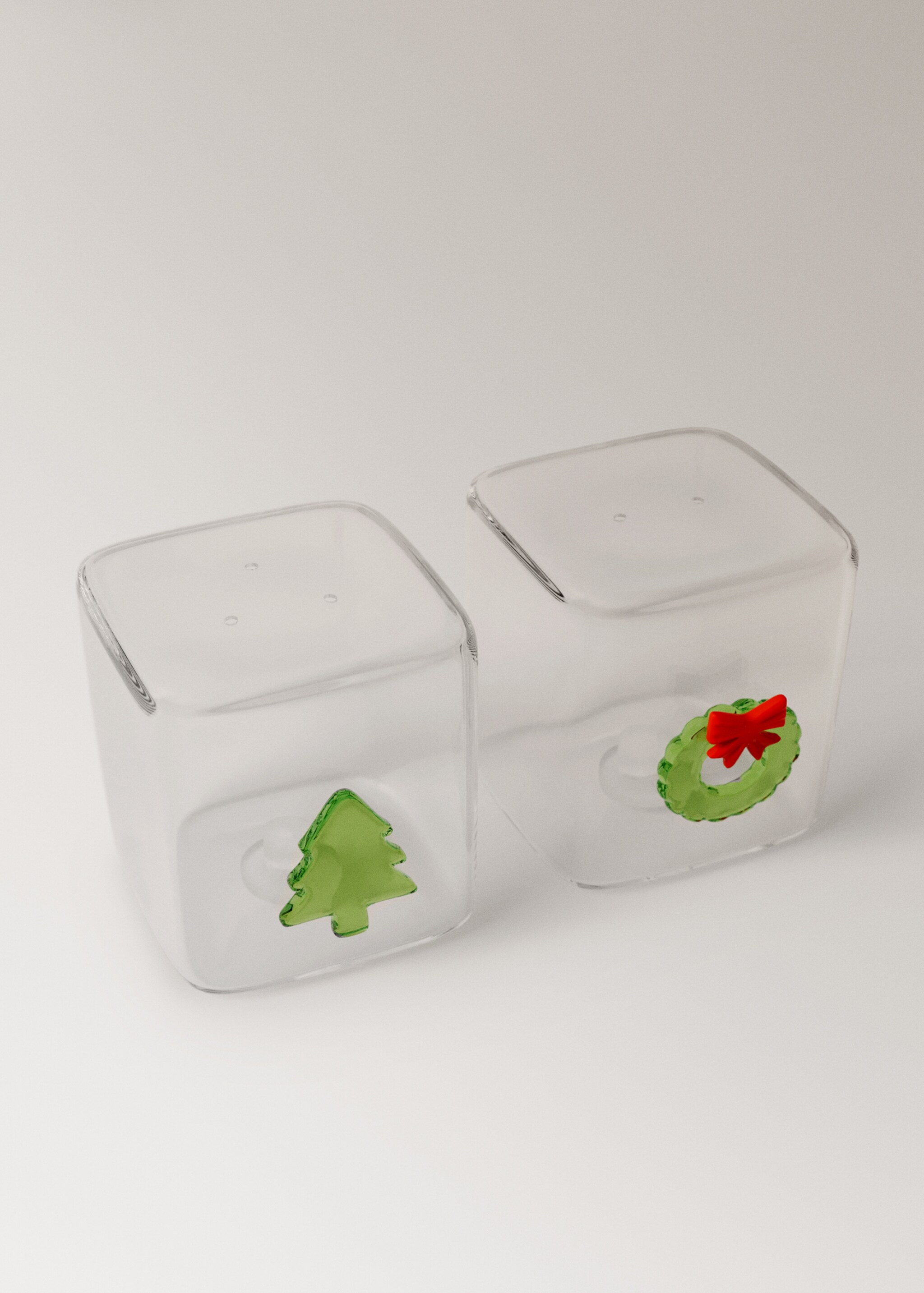 Borosilicate salt and pepper set with crown and tree design - Details of the article 2, Forest Green. Ref: 17097780-00.