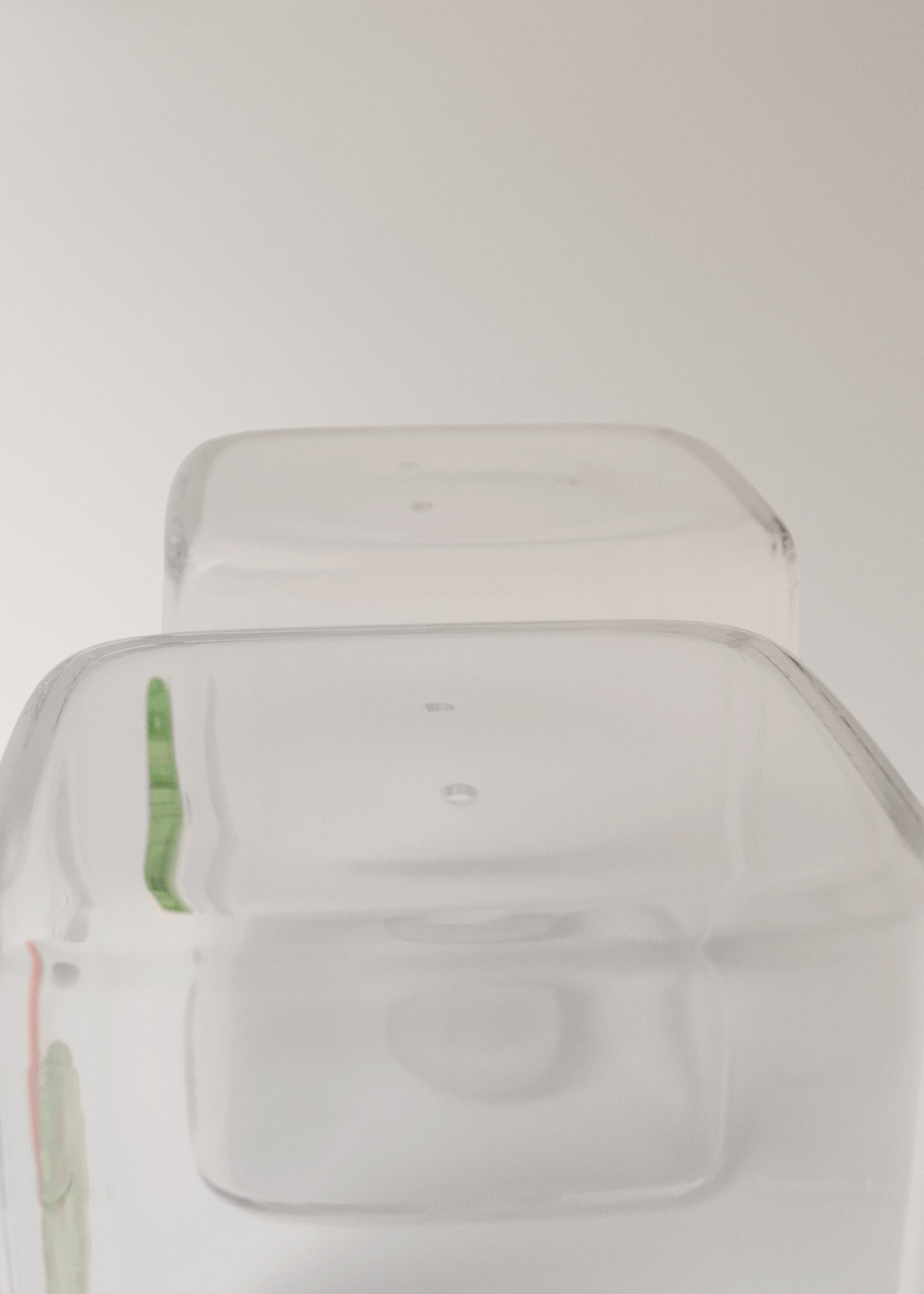 Borosilicate salt and pepper set with crown and tree design - Details of the article 4, Forest Green. Ref: 17097780-00.