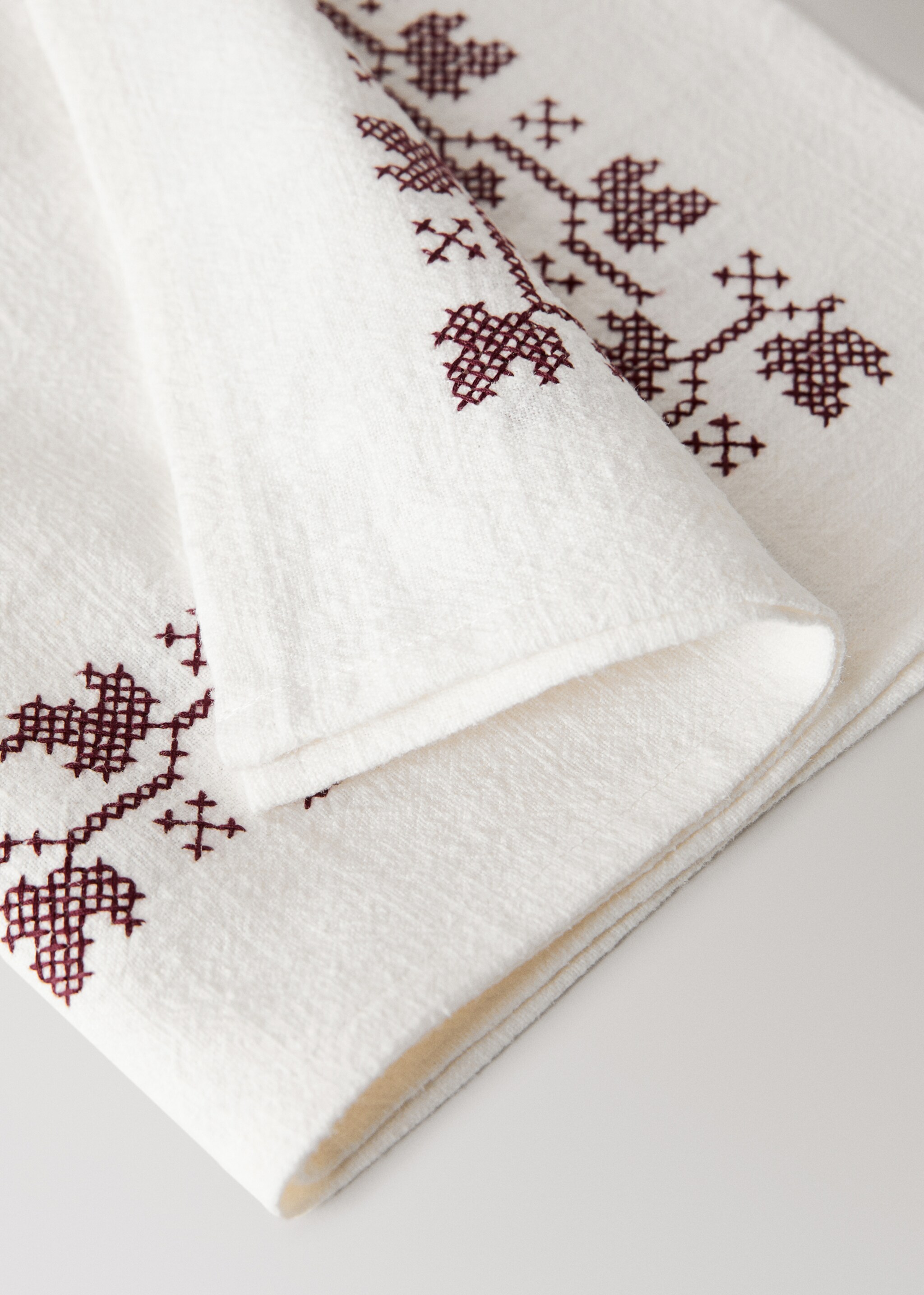 Ramie cotton tablecloth napkins with embroidered details - Details of the article 2, White. Ref: 17097792-00.