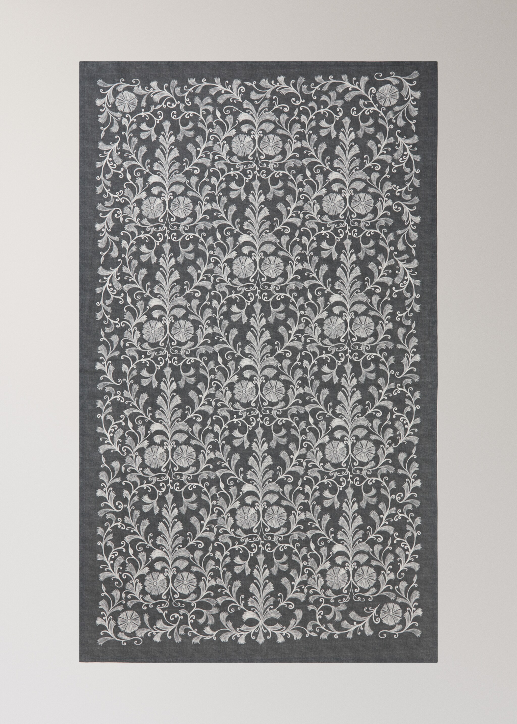 Printed linen cotton tablecloth with details for 6 to 8 diners - Details of the article 1, Grey. Ref: 17097793-00.