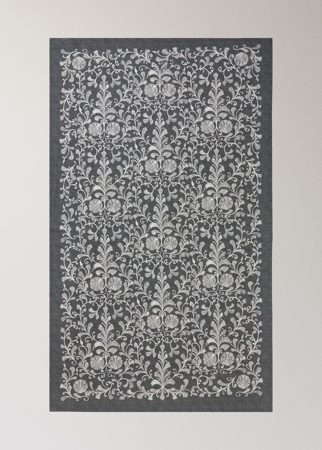 Printed linen cotton tablecloth with details for 6 to 8 diners