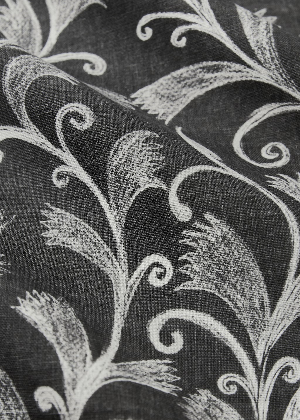 Printed linen cotton tablecloth with details for 6 to 8 diners