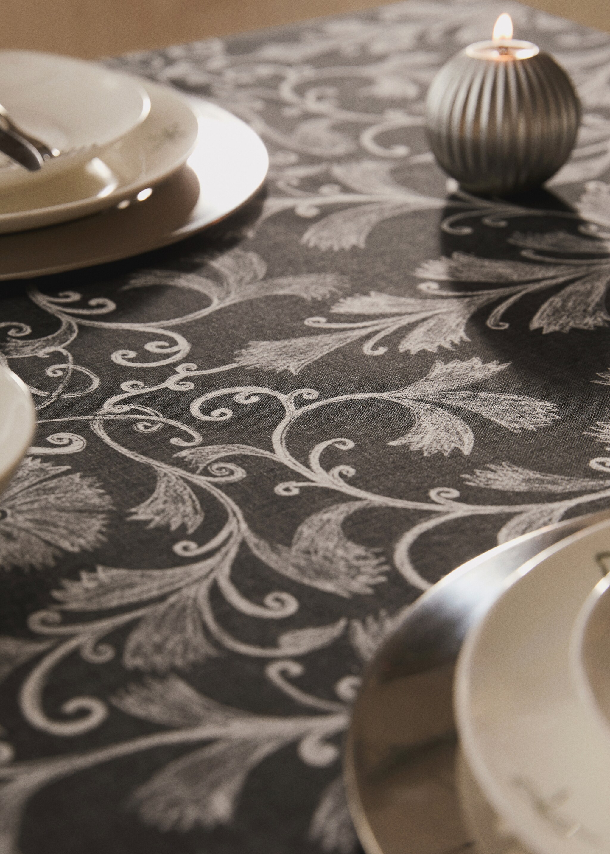 Printed linen cotton tablecloth with details for 6 to 8 diners - Details of the article 7, Grey. Ref: 17097793-00.