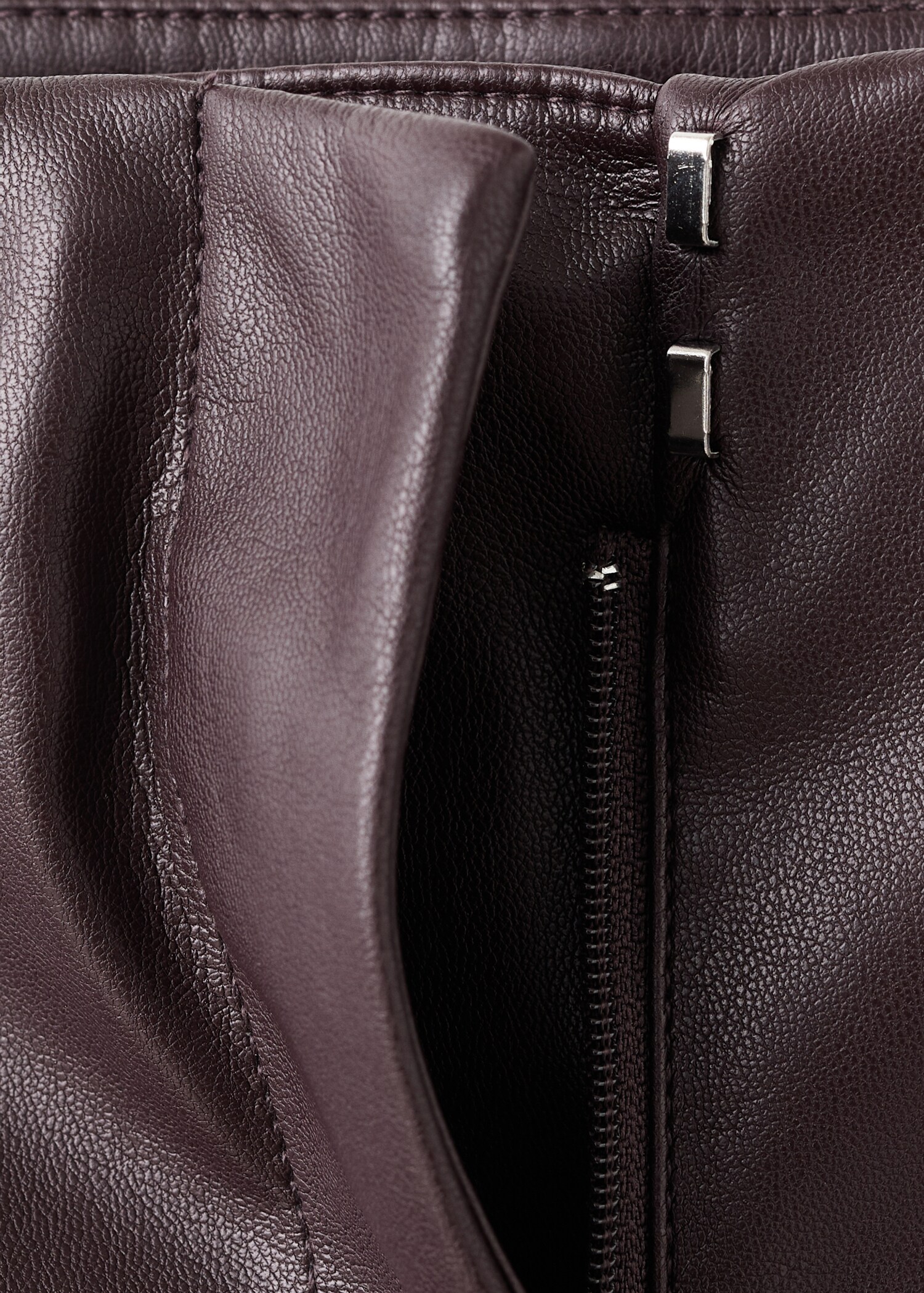 Leather-effect slim-fit trousers - Details of the article 8