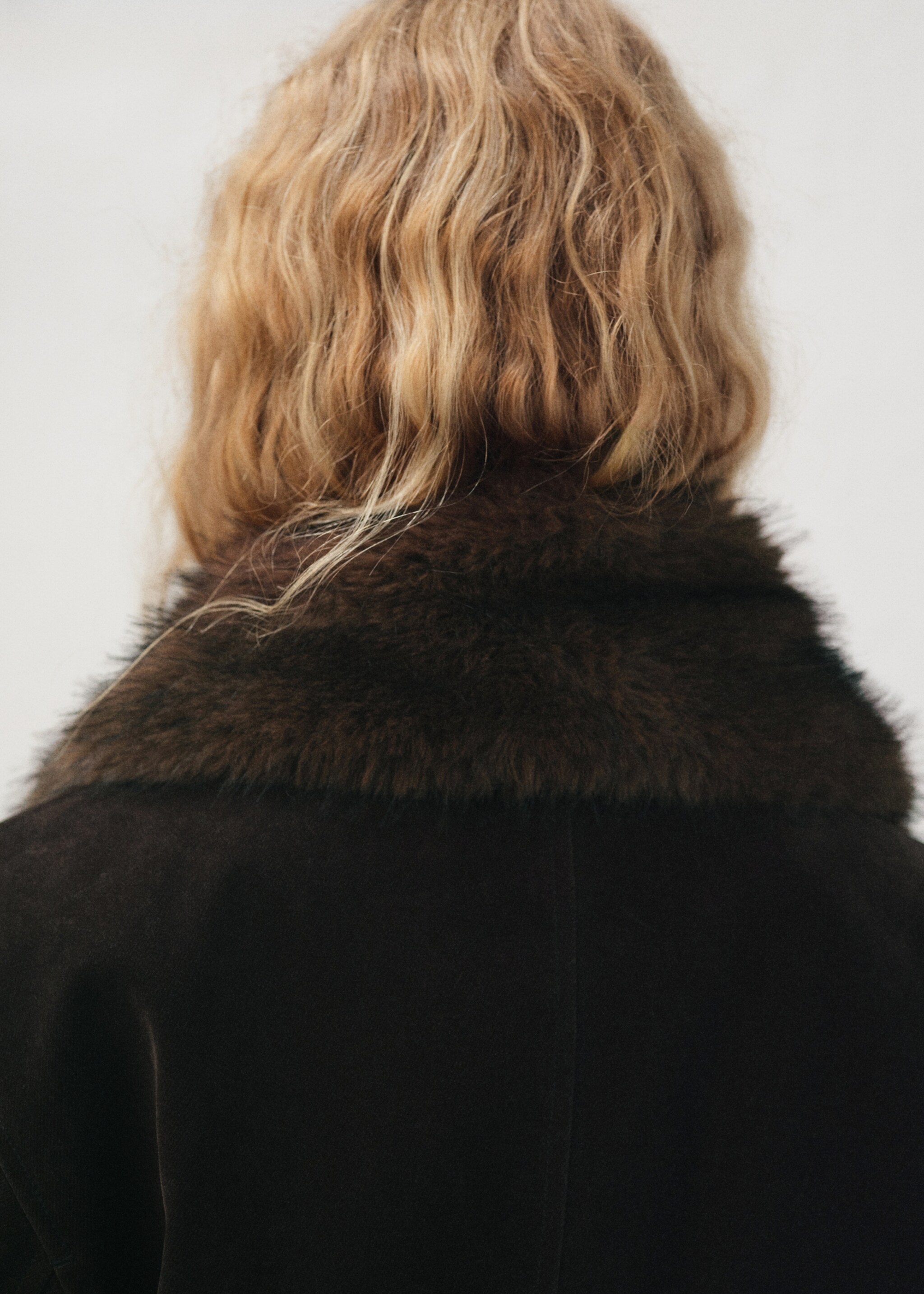 Velvet-finish parka with fur-effect collar - Details of the article 6, Chocolate. Ref: 17097804-00.