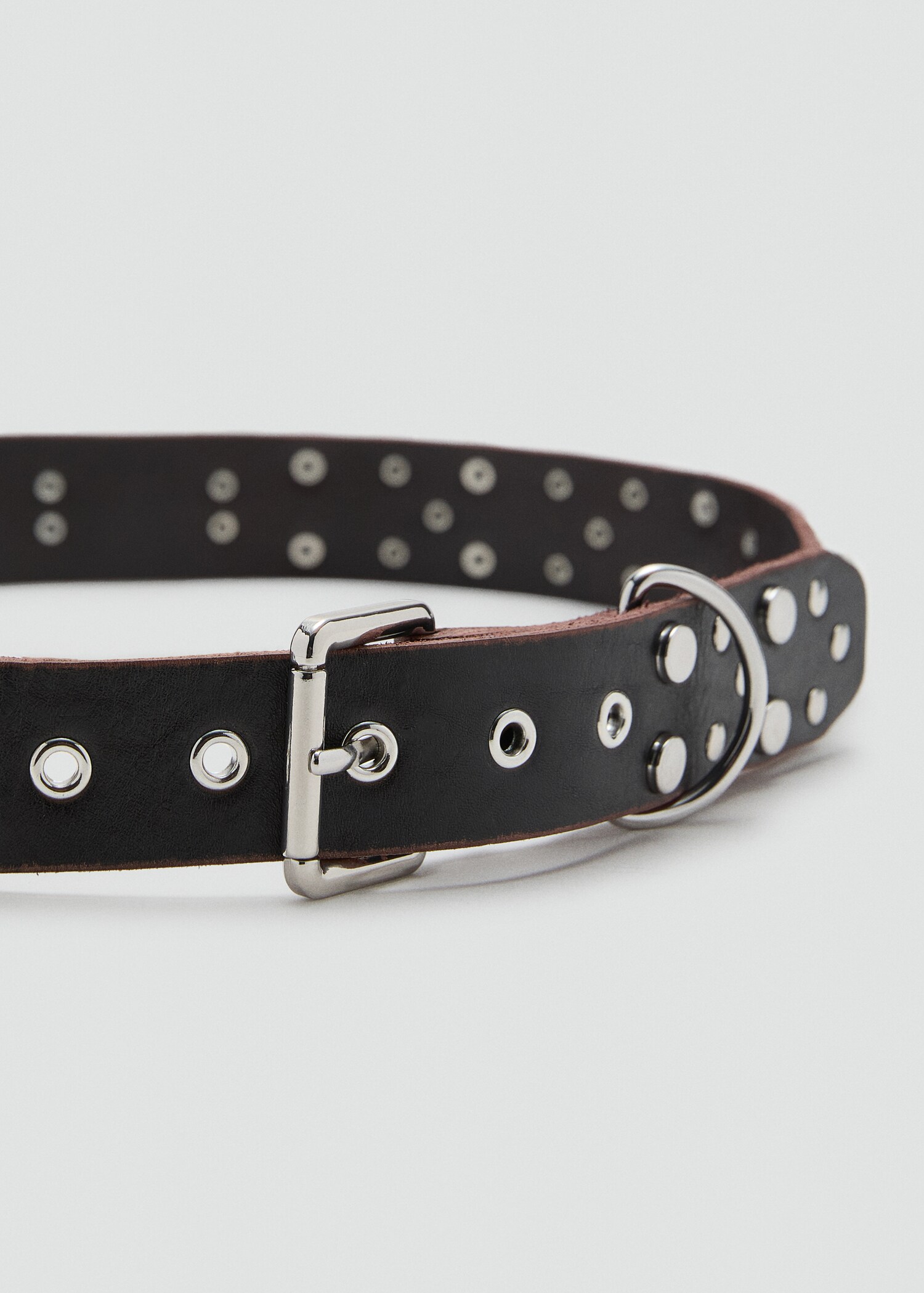 Ceinture en cuir à clous - Plan moyen