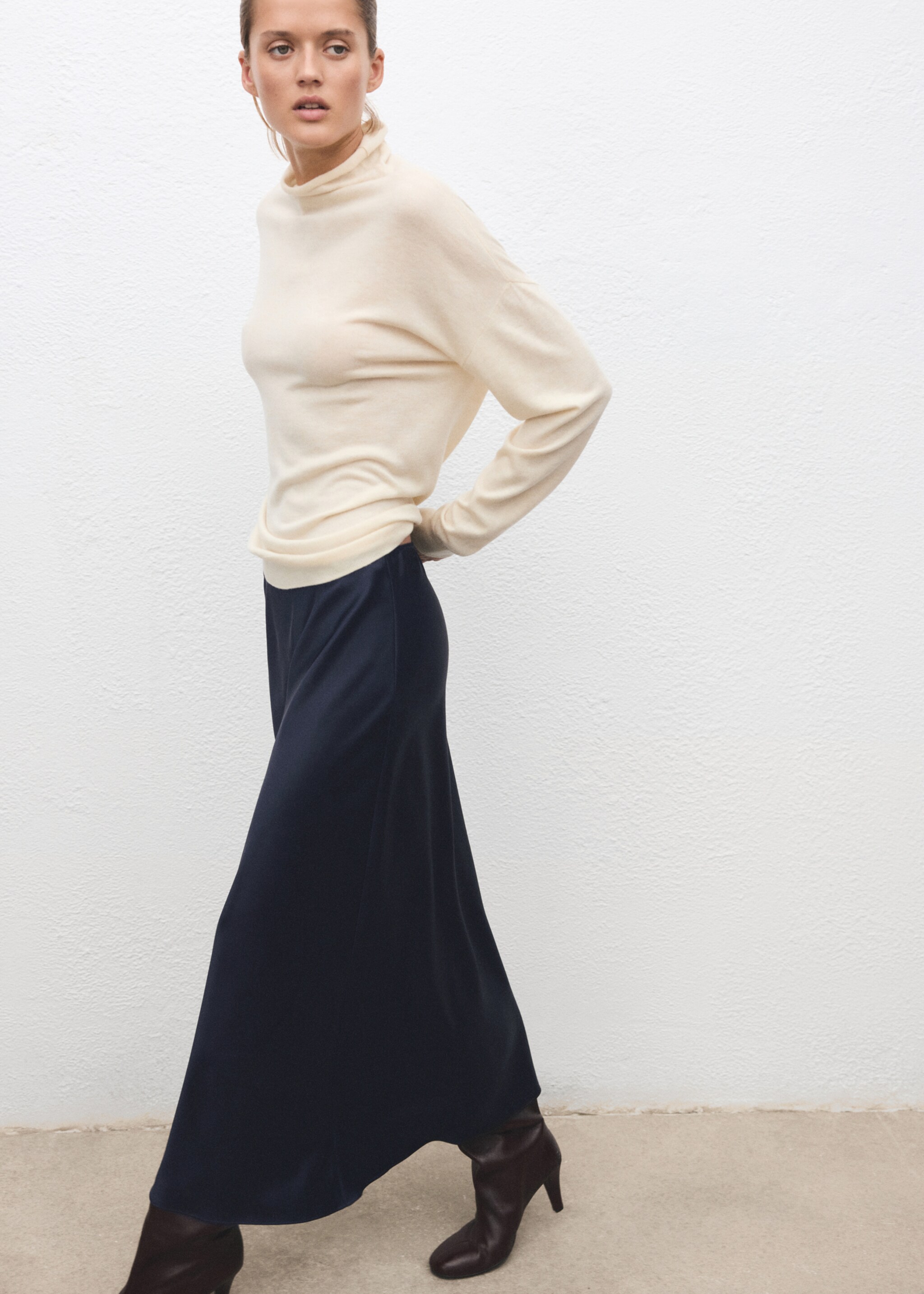 Satin long skirt - Details of the article 1, Navy. Ref: 17097817-00.