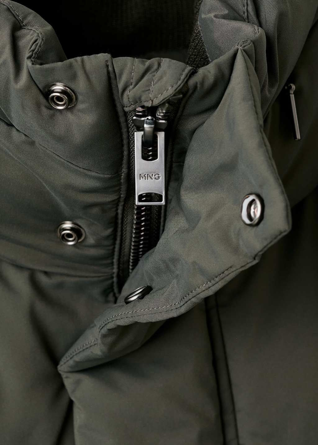 Short puffer water-repellent anorak