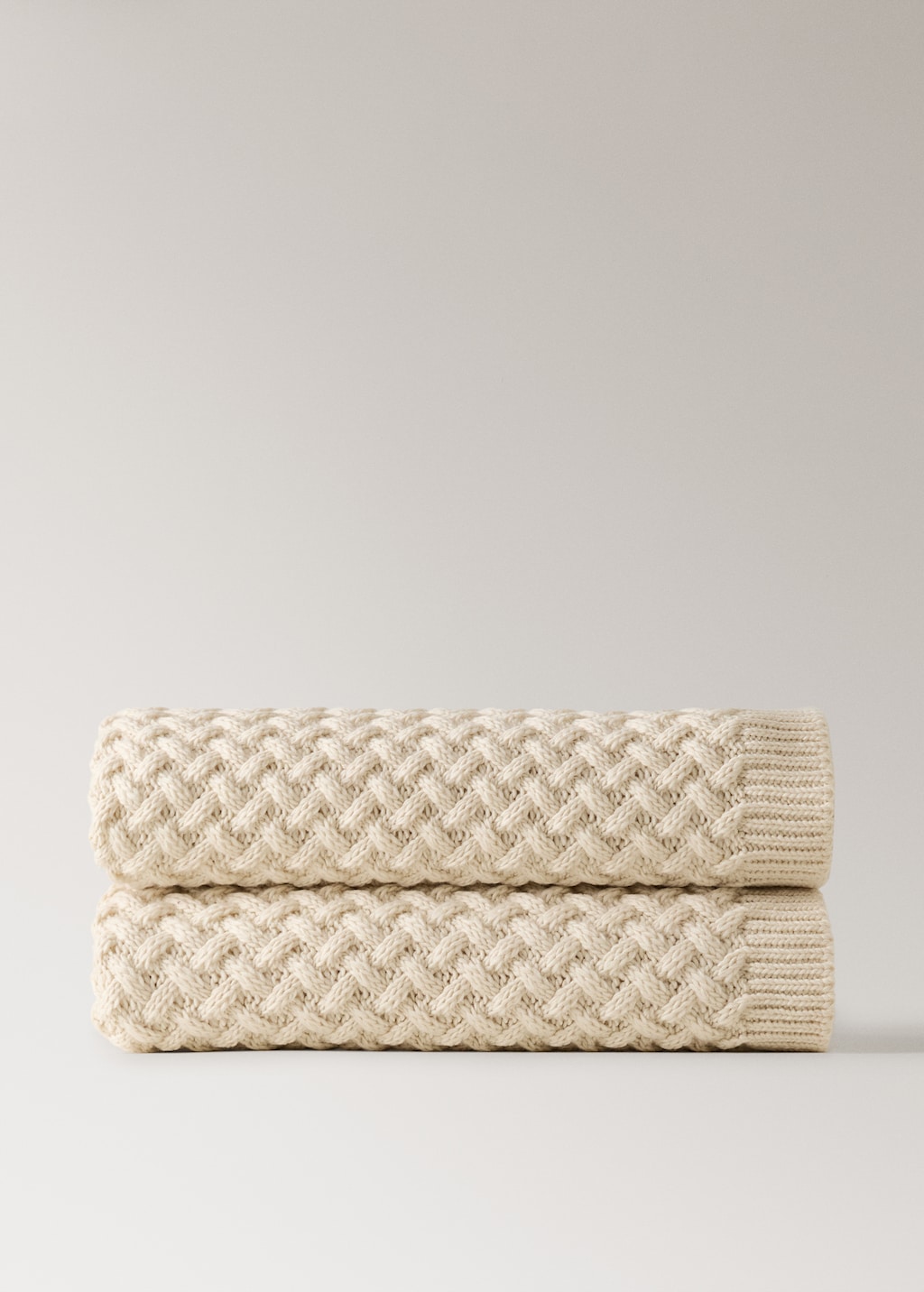 Knitted interwoven blanket