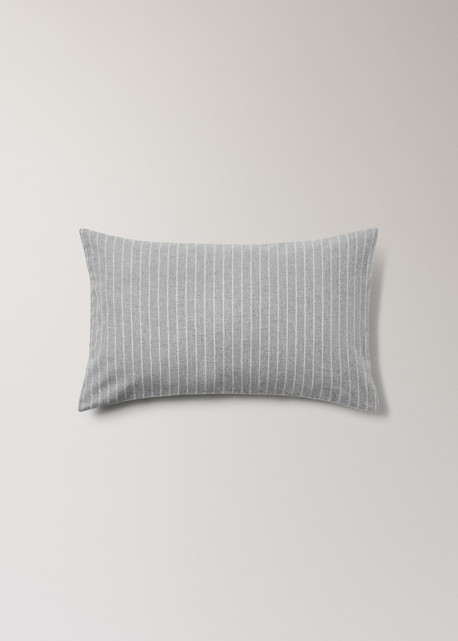 Reversible striped flannel cotton pillowcase for cot - Article without model