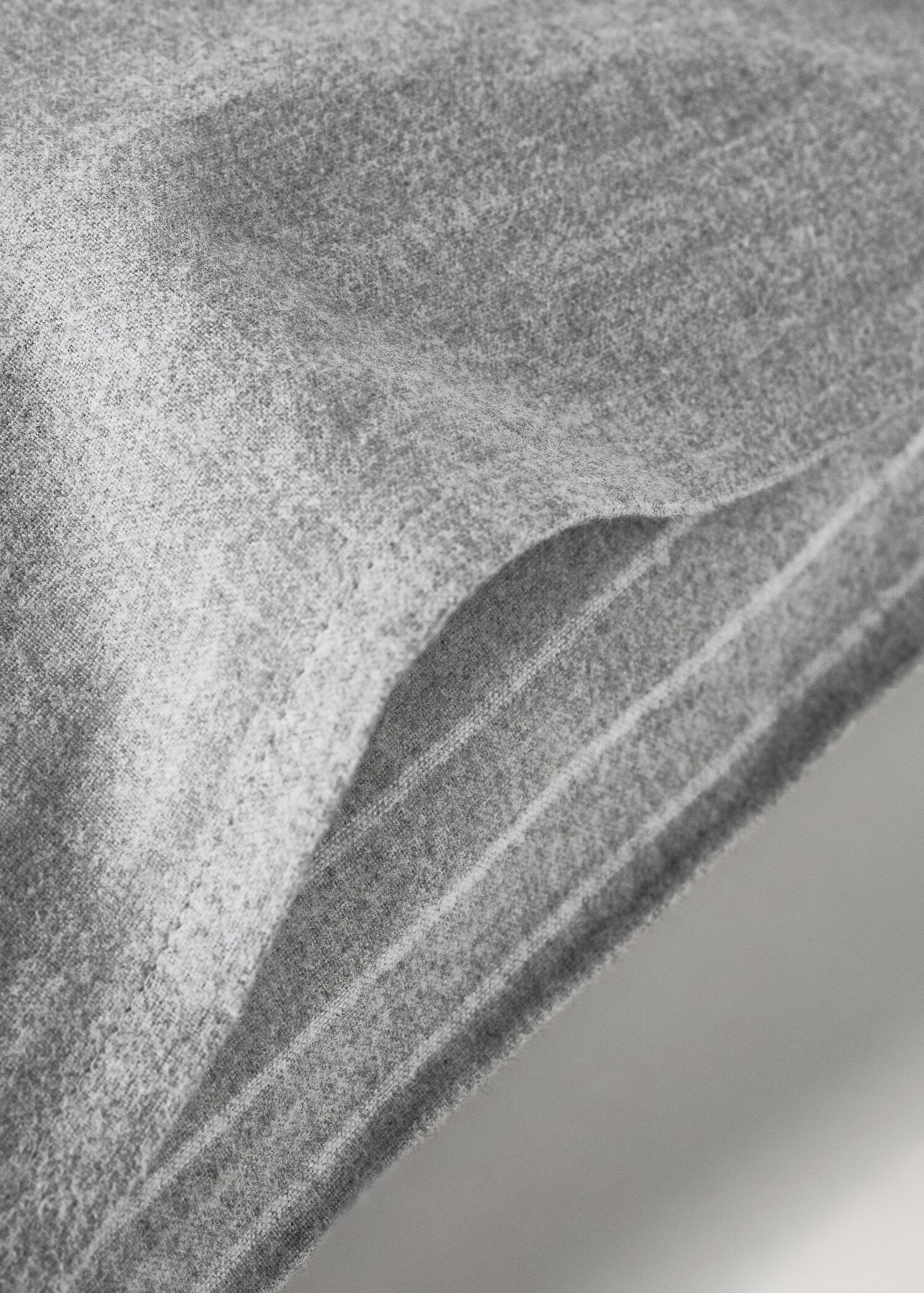 Reversible striped flannel cotton pillowcase for cot - Details of the article 1