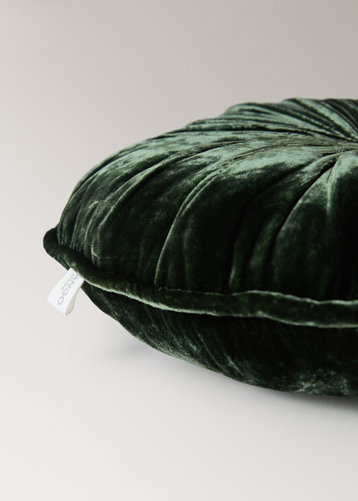 Round silk velvet cushion - Details of the article 3