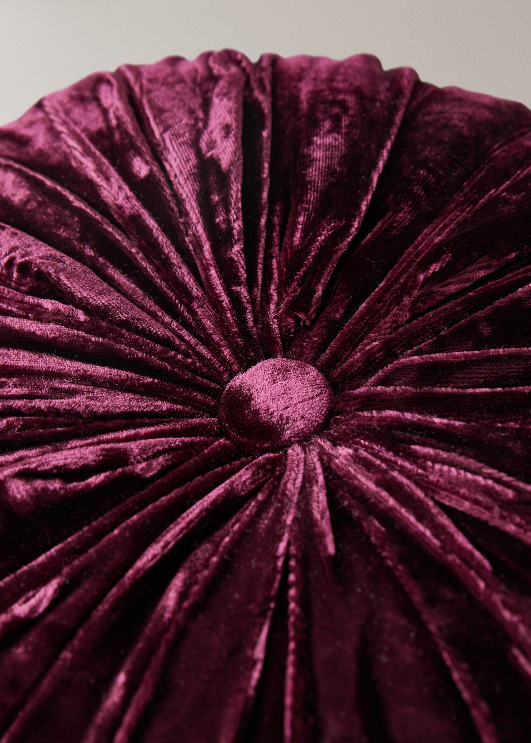 Round velvet silk cushion - Details of the article 2, Red. Ref: 17097904-00.