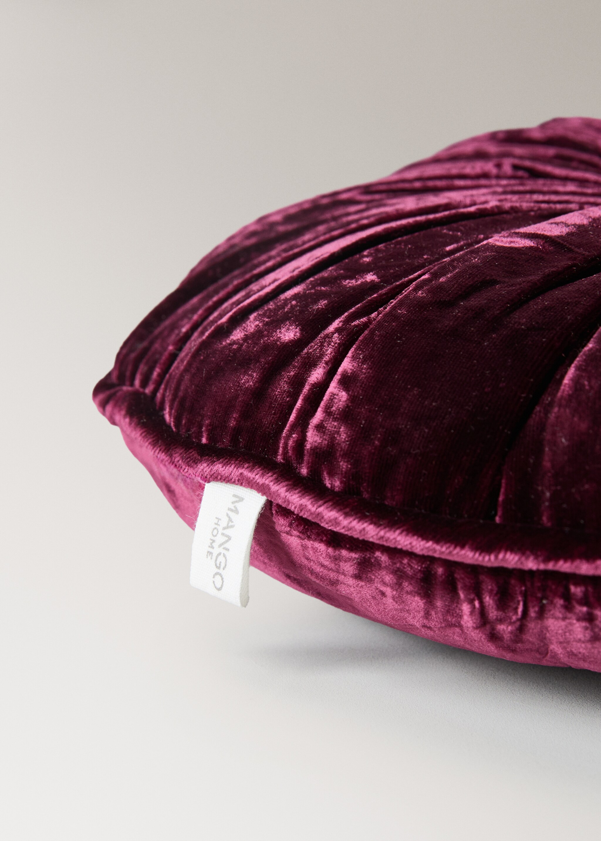 Round velvet silk cushion - Details of the article 3, Red. Ref: 17097904-00.