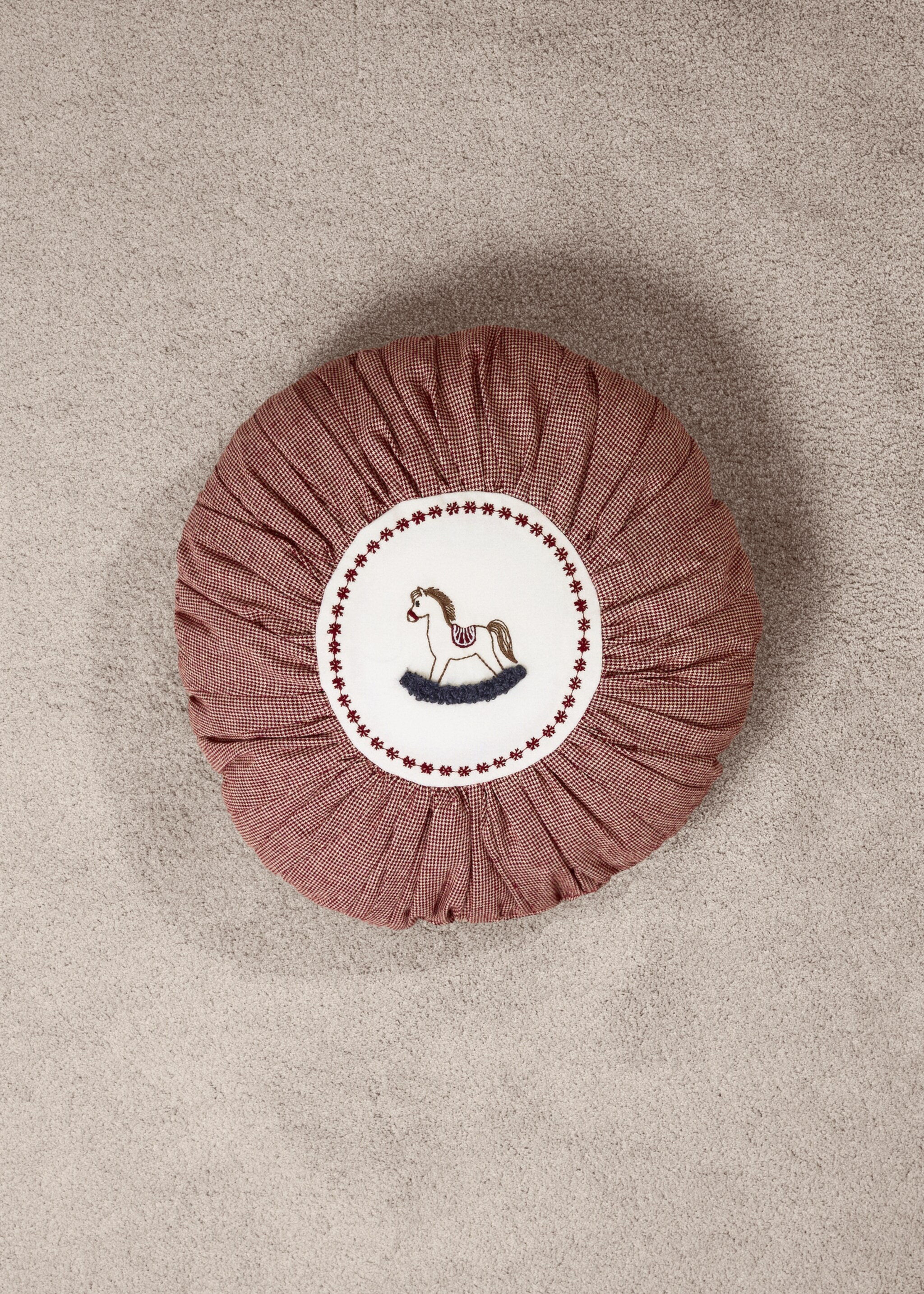 Round children's cushion, cotton, embroidered detail - Details of the article 9, Red. Ref: 17097905-00.