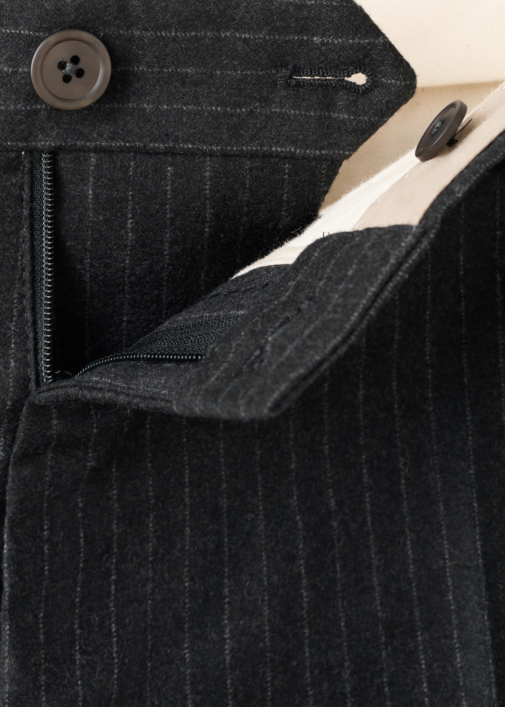 Pantalón 100% lana virgen regular fit rayas - Detalle del artículo 8, Gris oscuro vigoré. Ref: 17098265-00.
