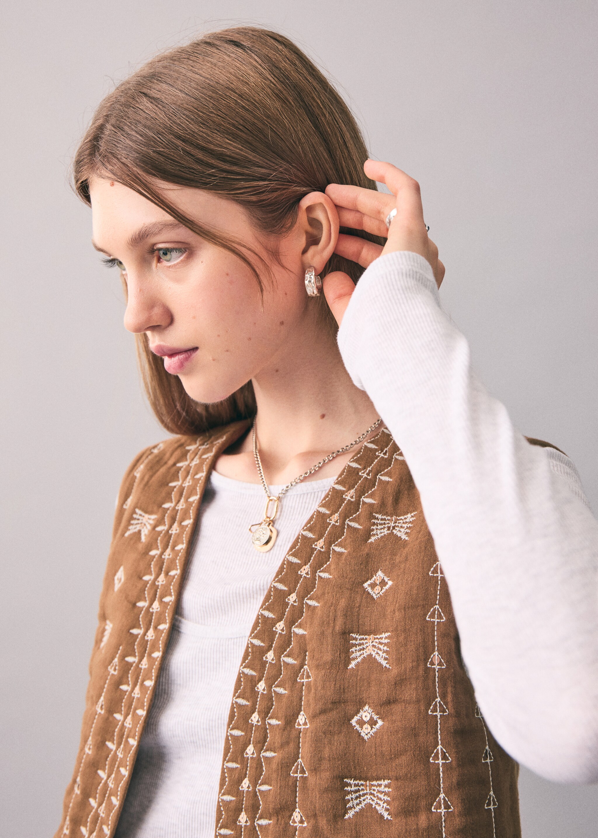 Embroidered quilted gilet - Details of the article 1, Medium Brown. Ref: 17098267-00.
