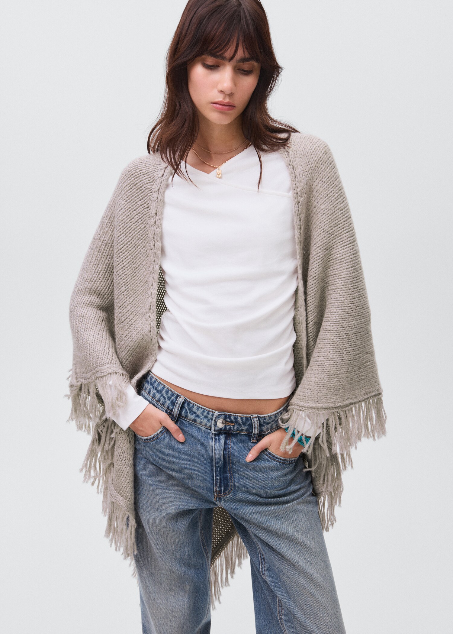 Knitted poncho with tassels - Medium plane
