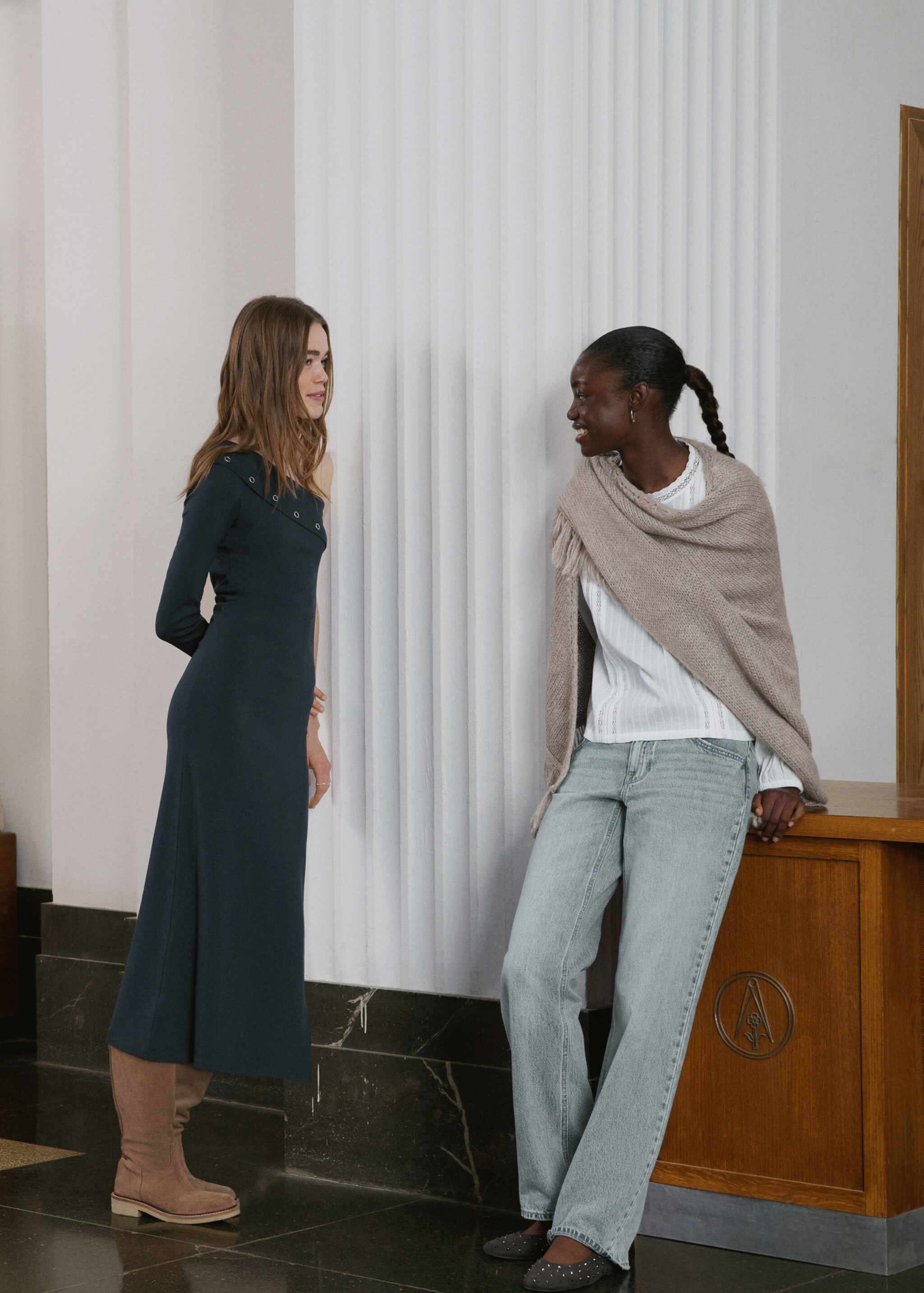 Knitted poncho with tassels - Details of the article 9, Light/Pastel Grey. Ref: 17098276-00.