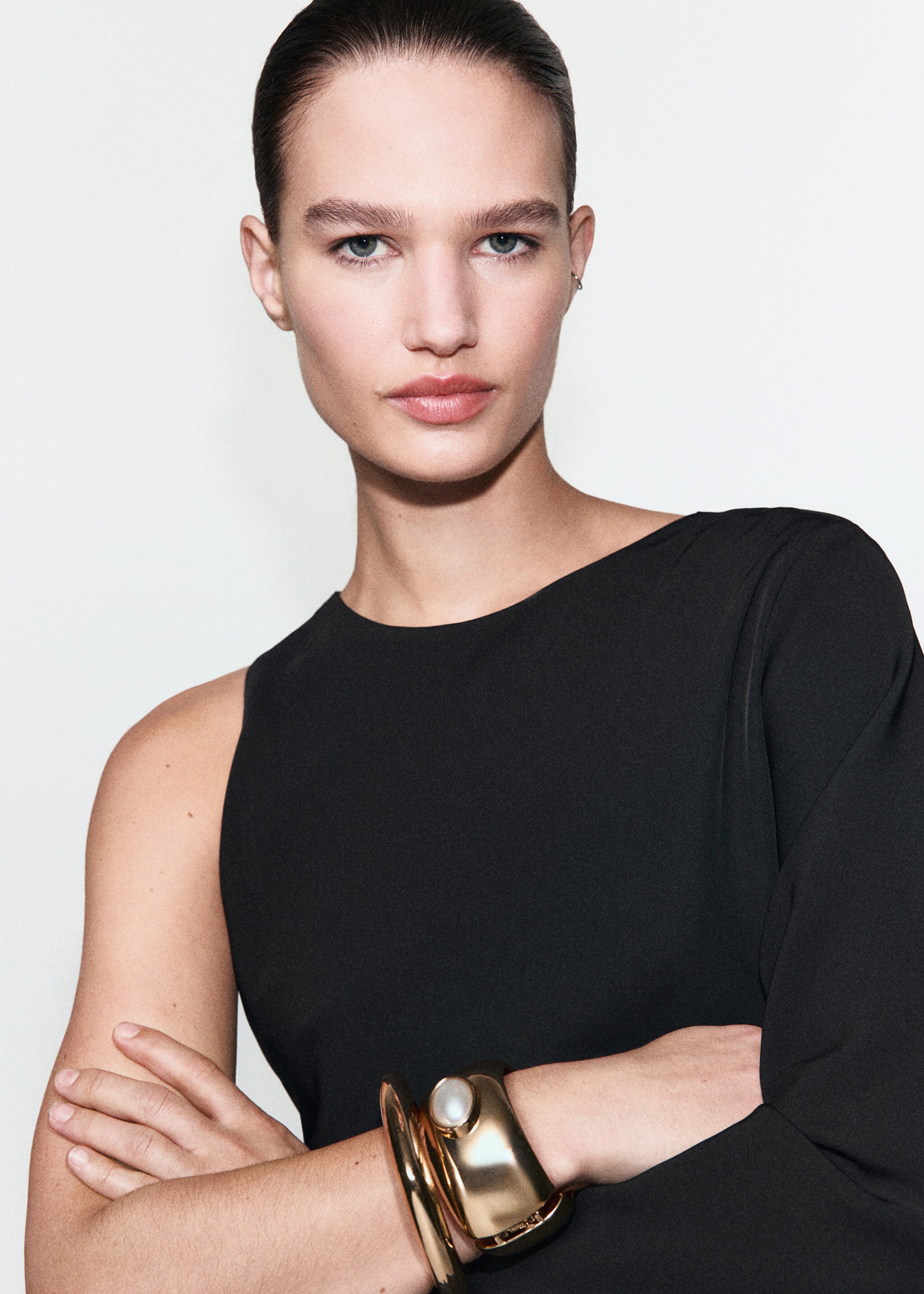 Dress with asymmetrical sleeves - Details of the article 1, Black. Ref: 17099108-00.