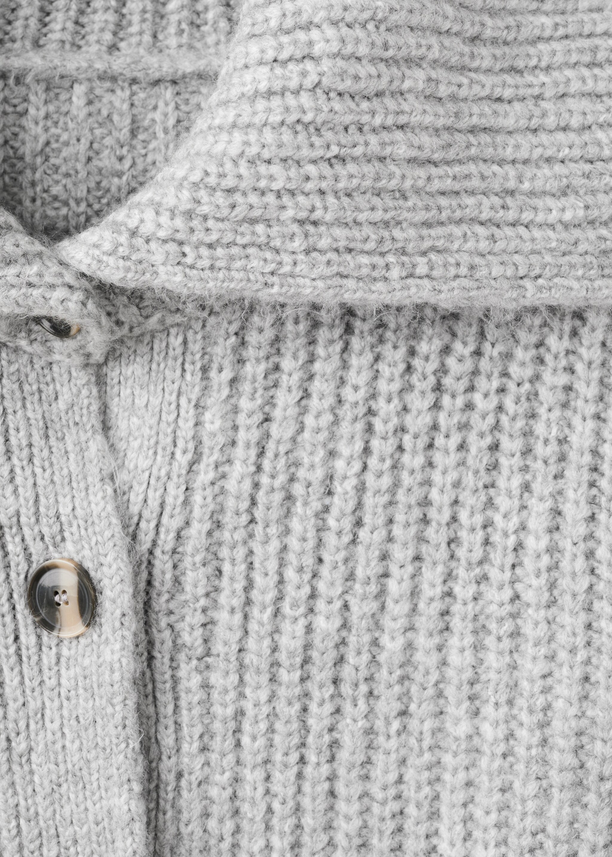 Strickjacke mit Umschlagkragen - Detail des Artikels 8, Grau. Ref: 17099118-00.