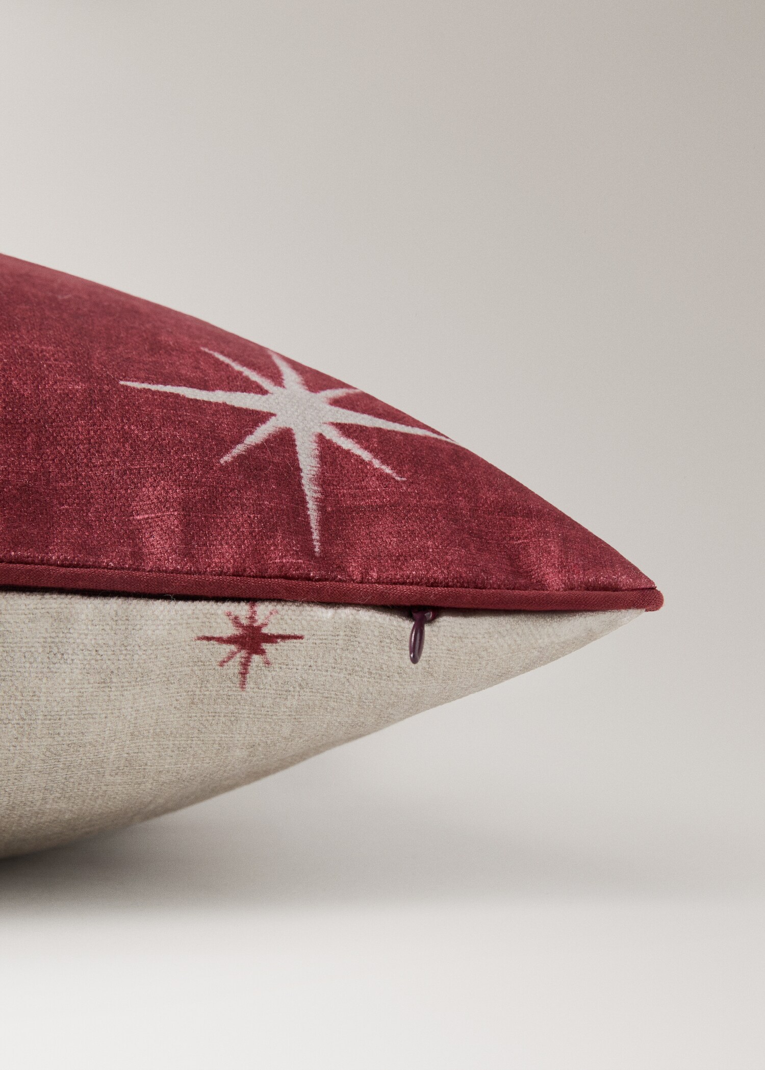 Cotton cushion cover with star print and piping 45x45 cm - Details of the article 2