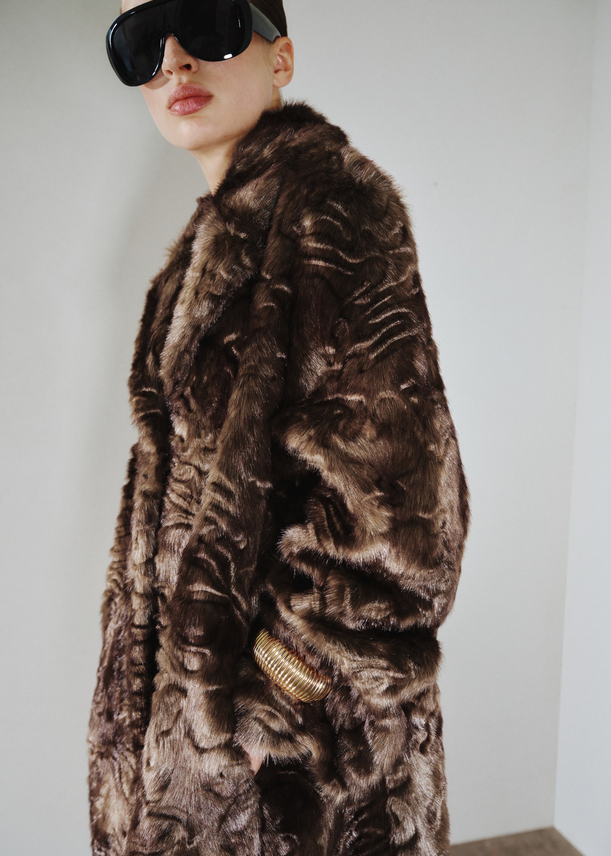 Textured faux fur effect coat - Details of the article 2, Brown. Ref: 17099205-00.