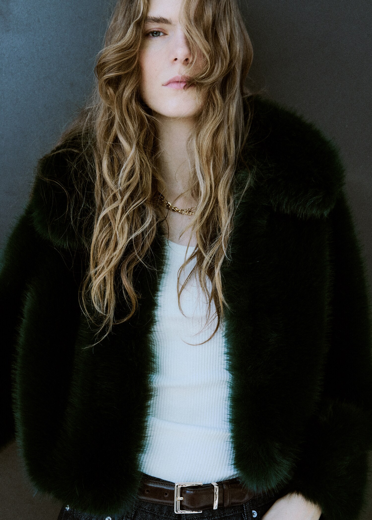 Veste crop fausse fourrure - Plan moyen