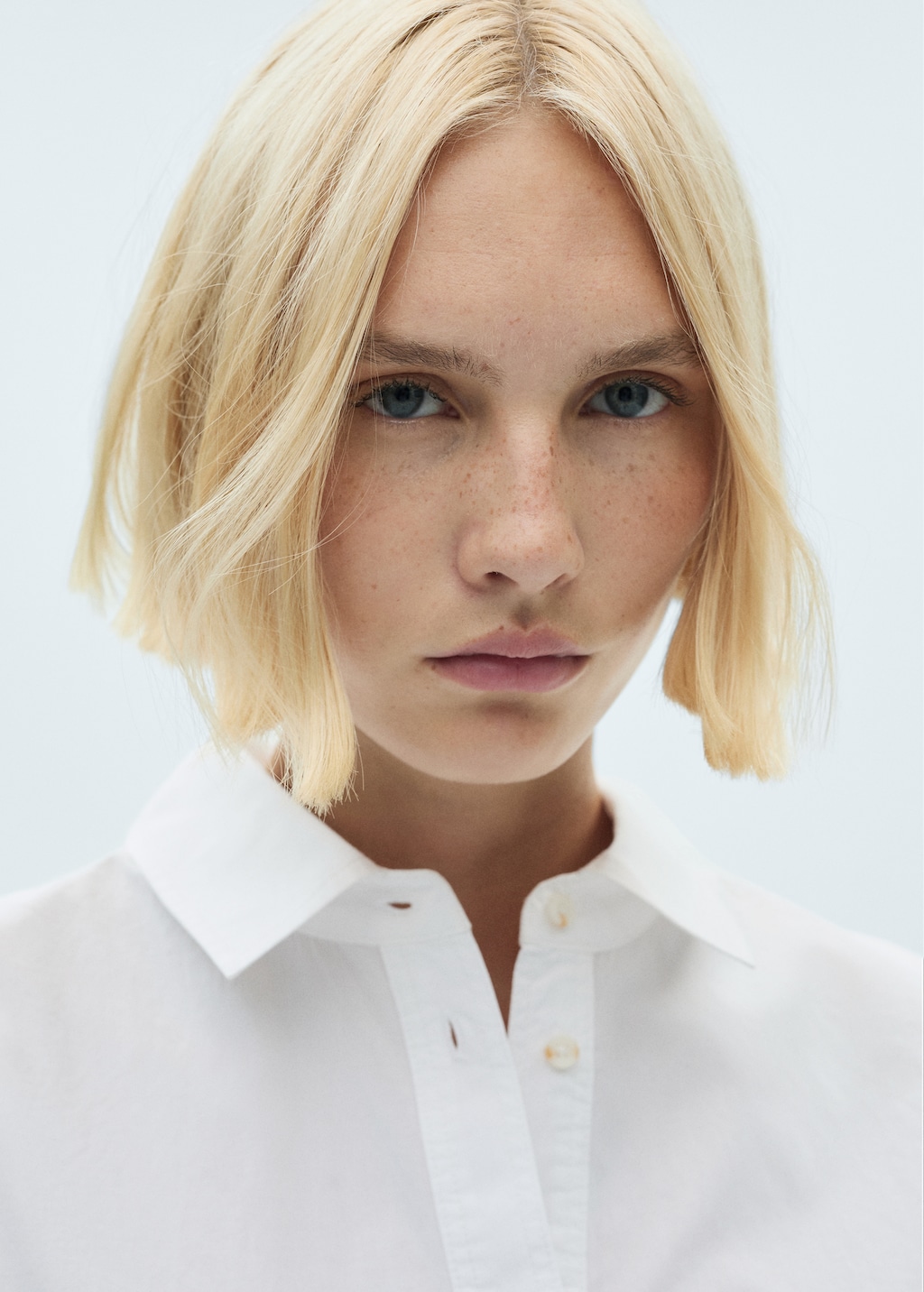 Cotton shirt with decorative button