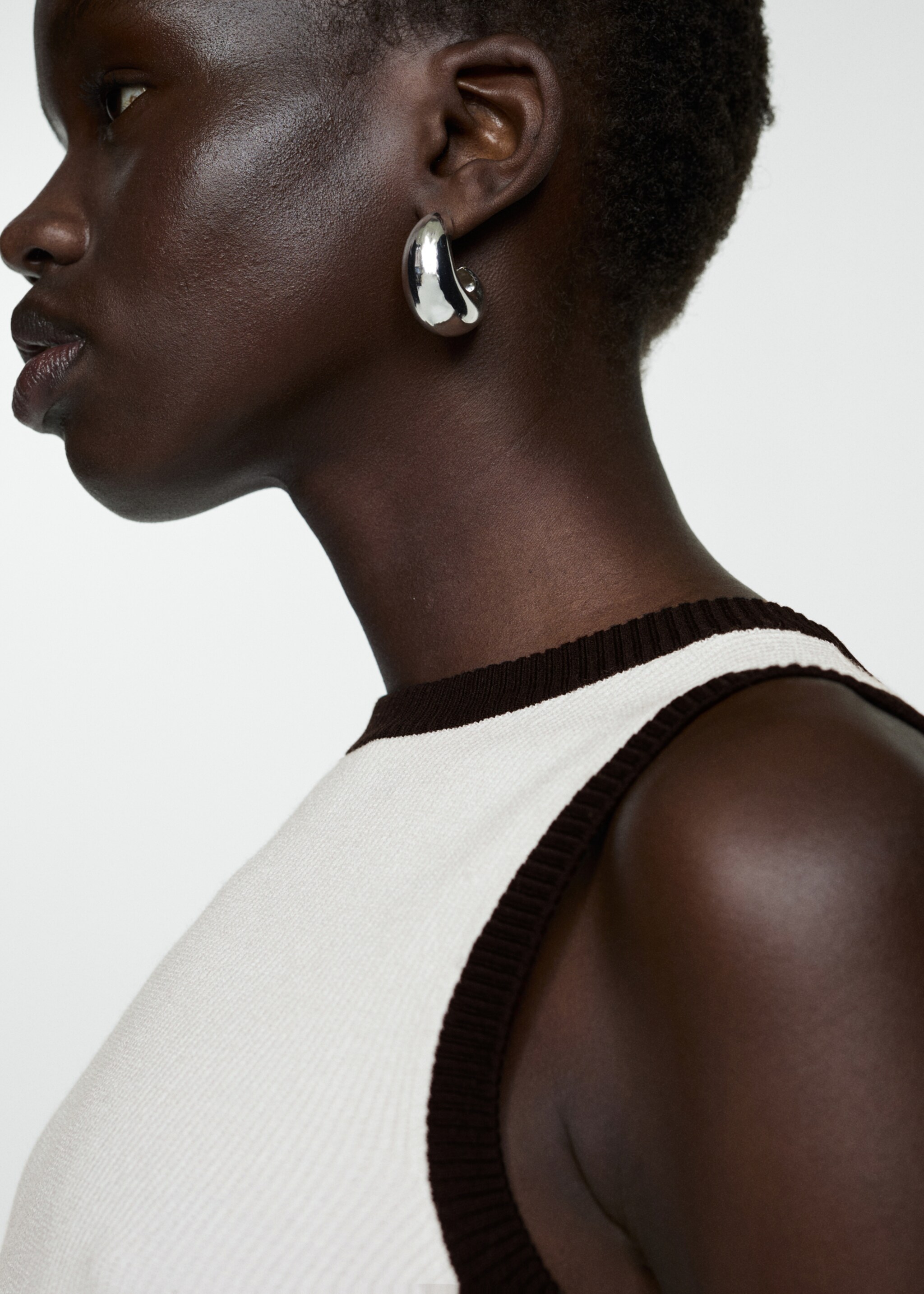 Knitted top with contrasting piping - Details of the article 1