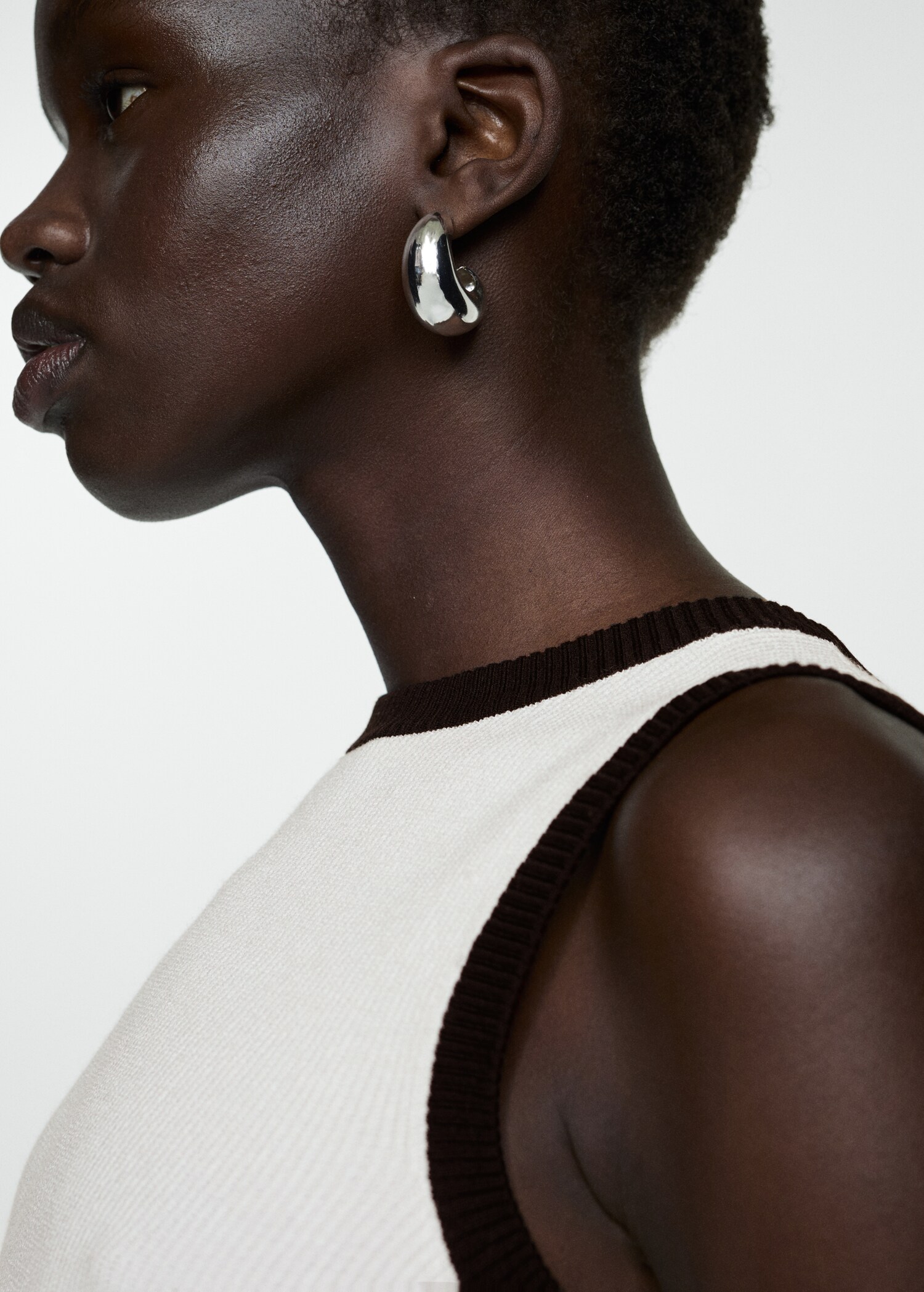 Knitted top with contrasting piping - Details of the article 1