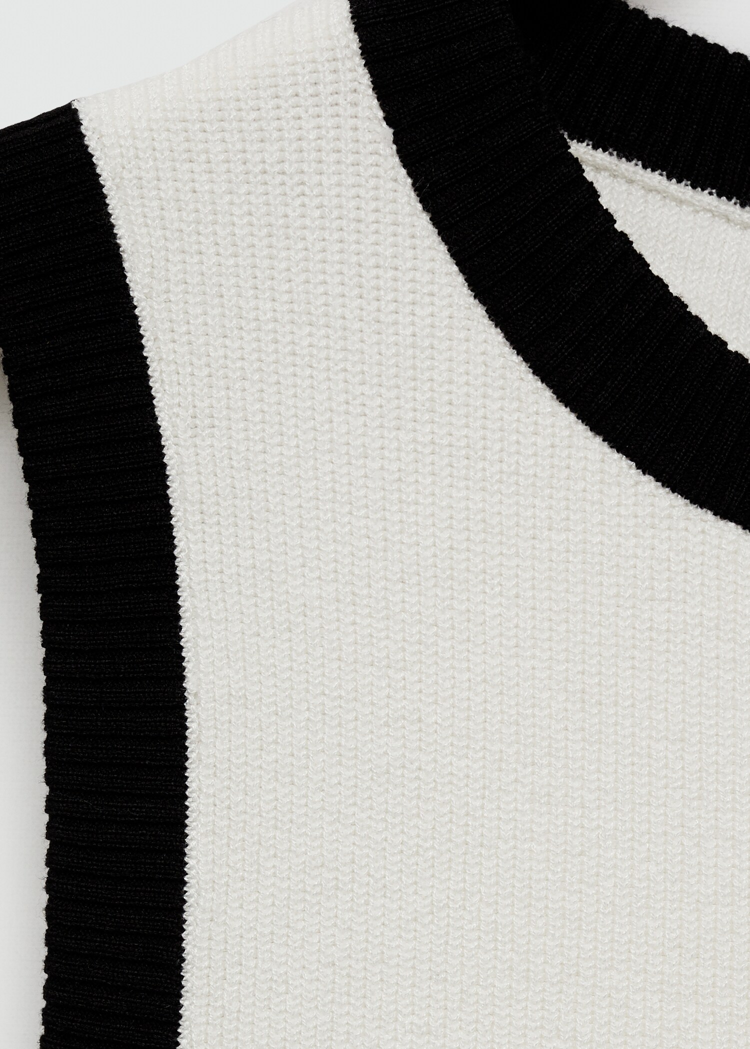 Knitted top with contrasting piping - Details of the article 8