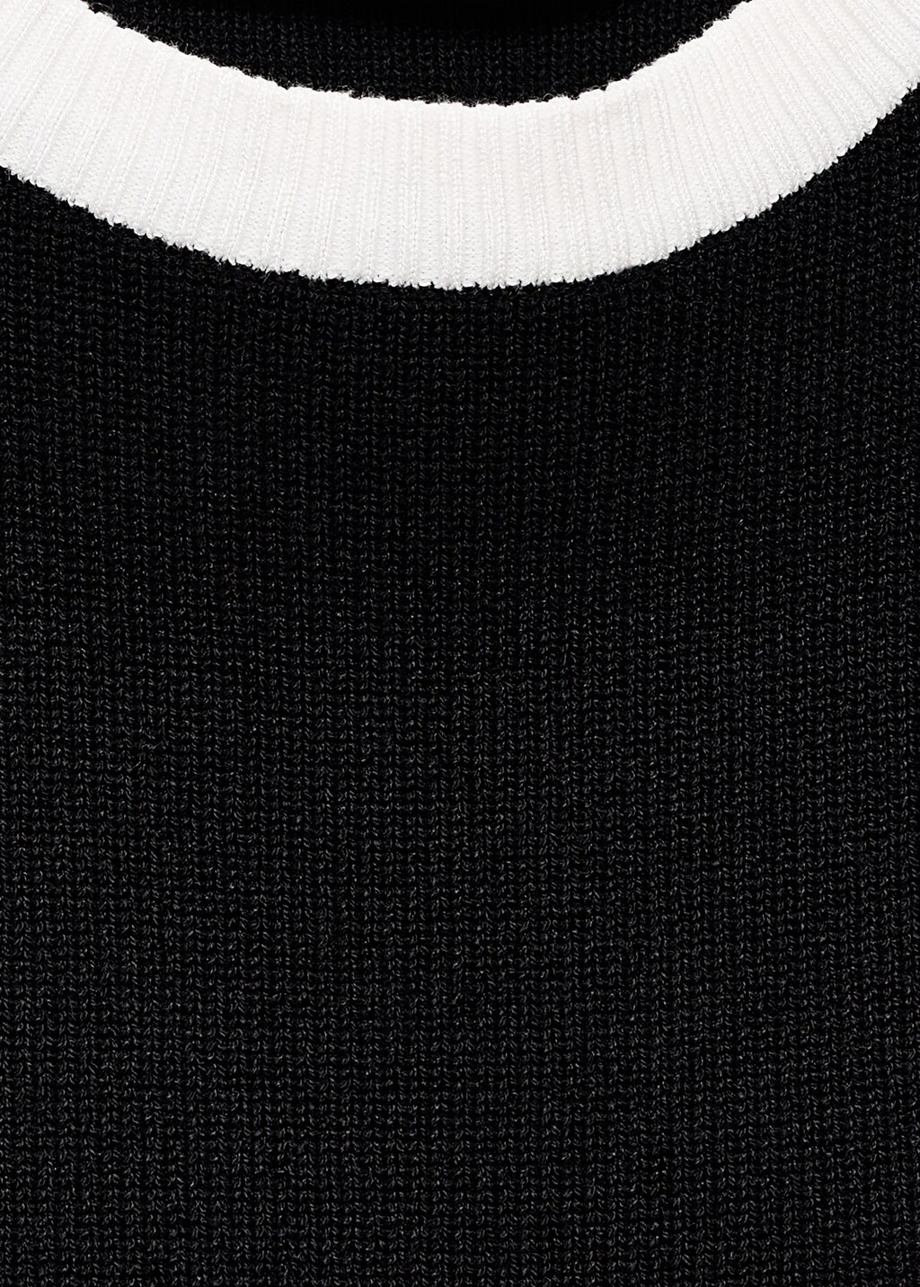 Knitted top with contrasting piping