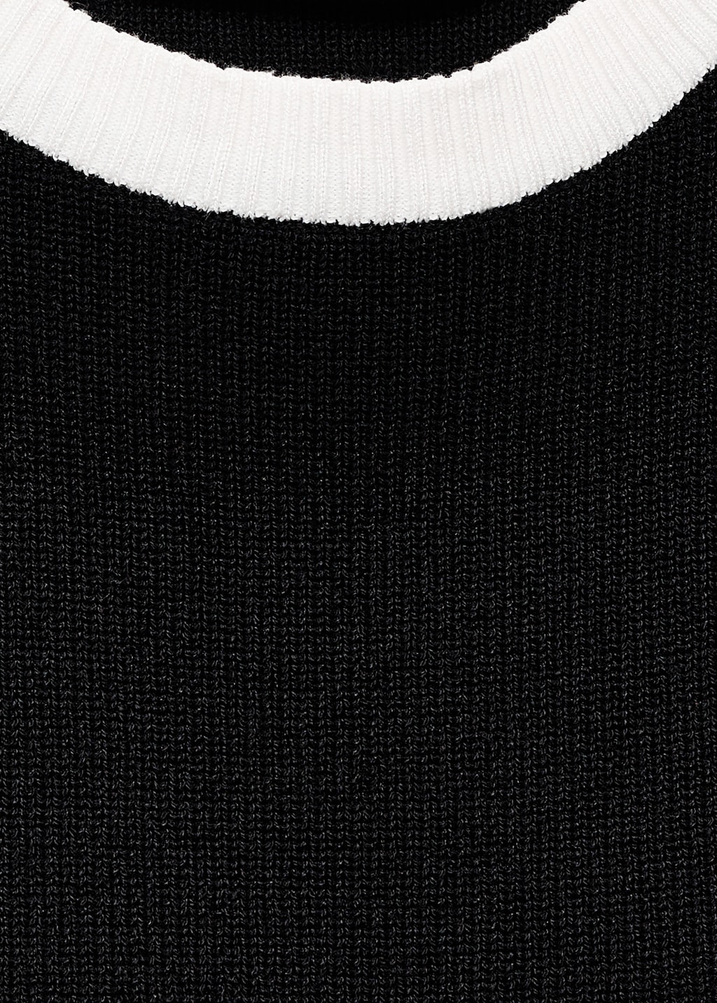 Knitted top with contrasting piping