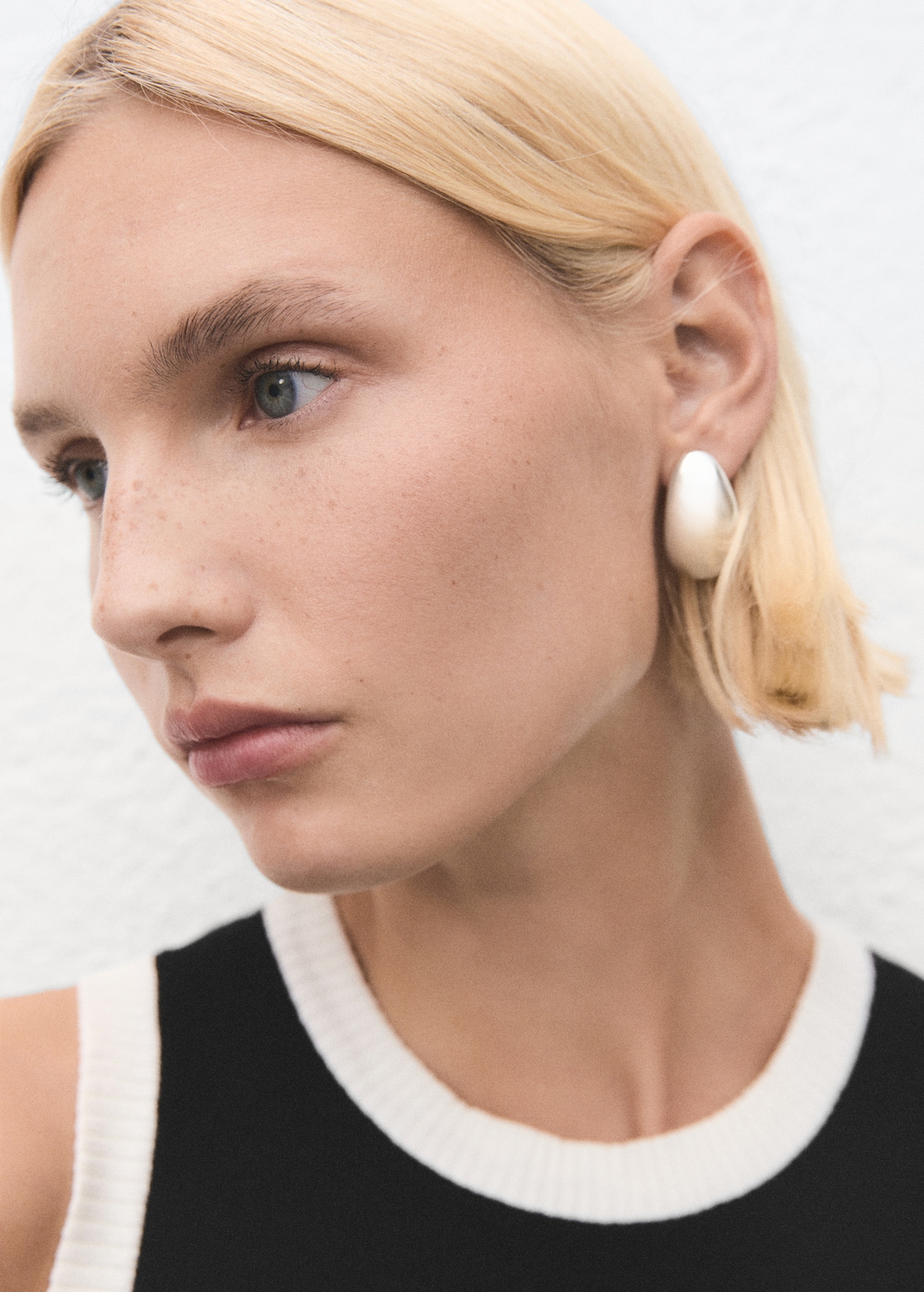 Knitted top with contrasting piping