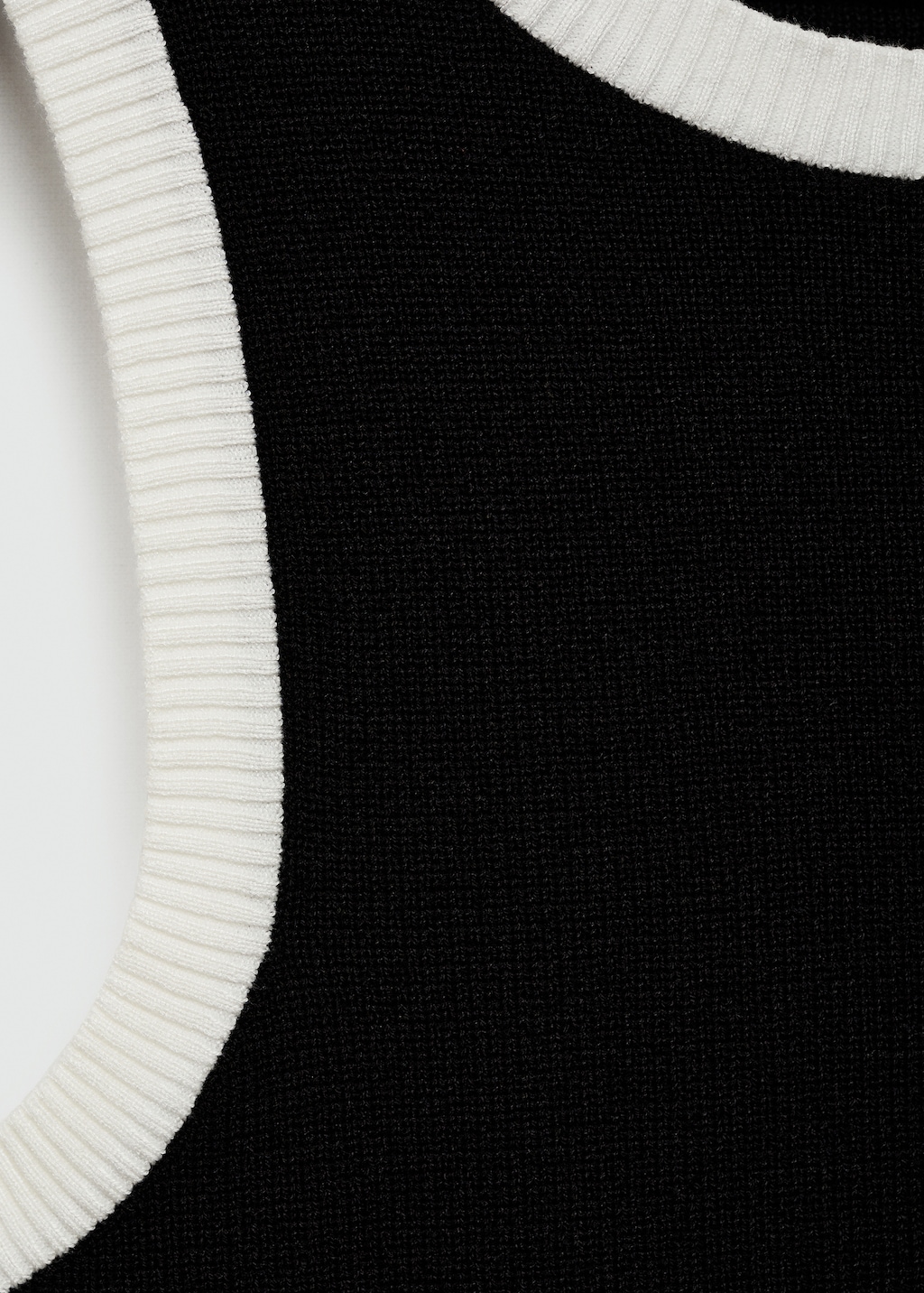 Knitted top with contrasting piping