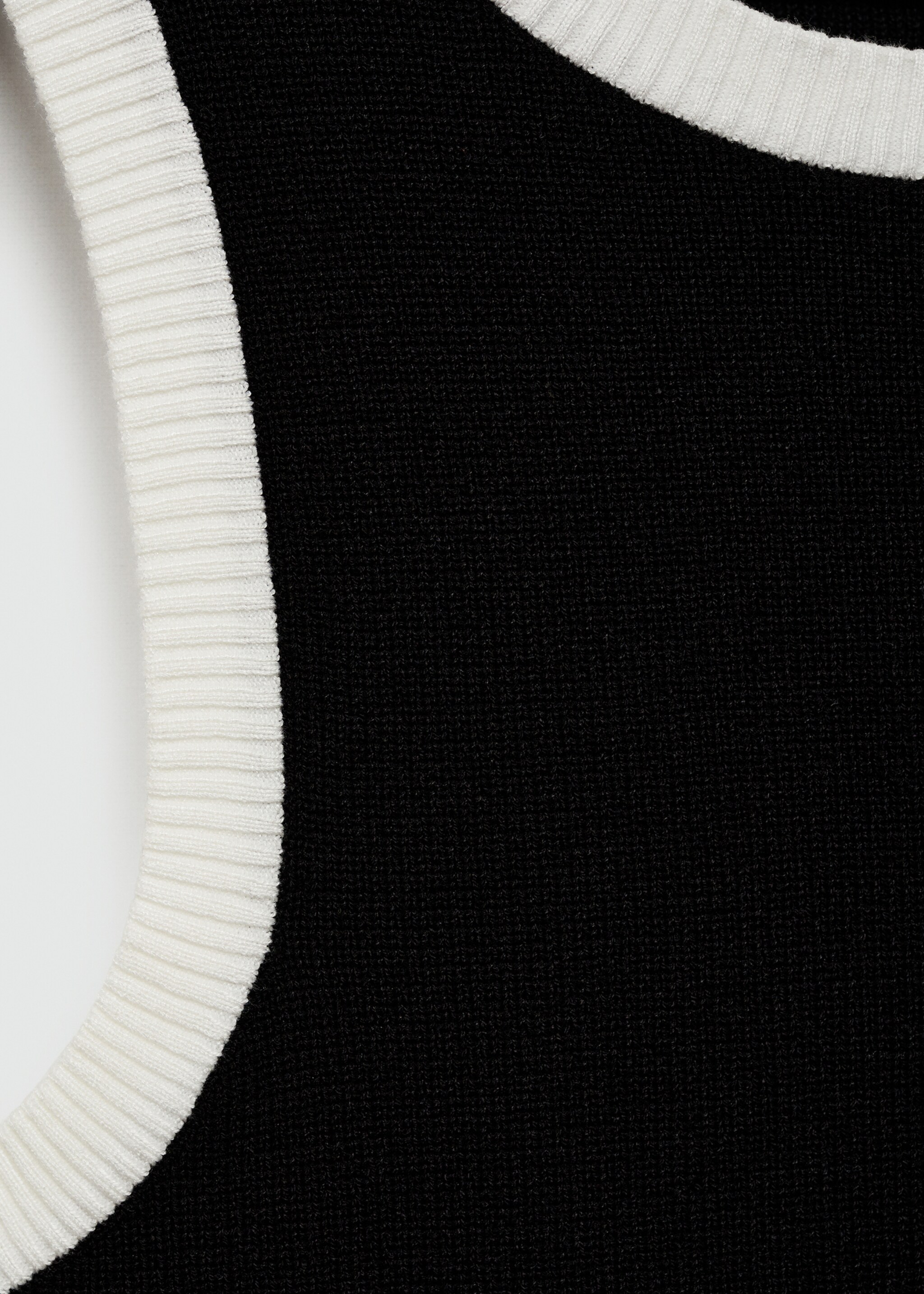 Knitted top with contrasting piping - Details of the article 8