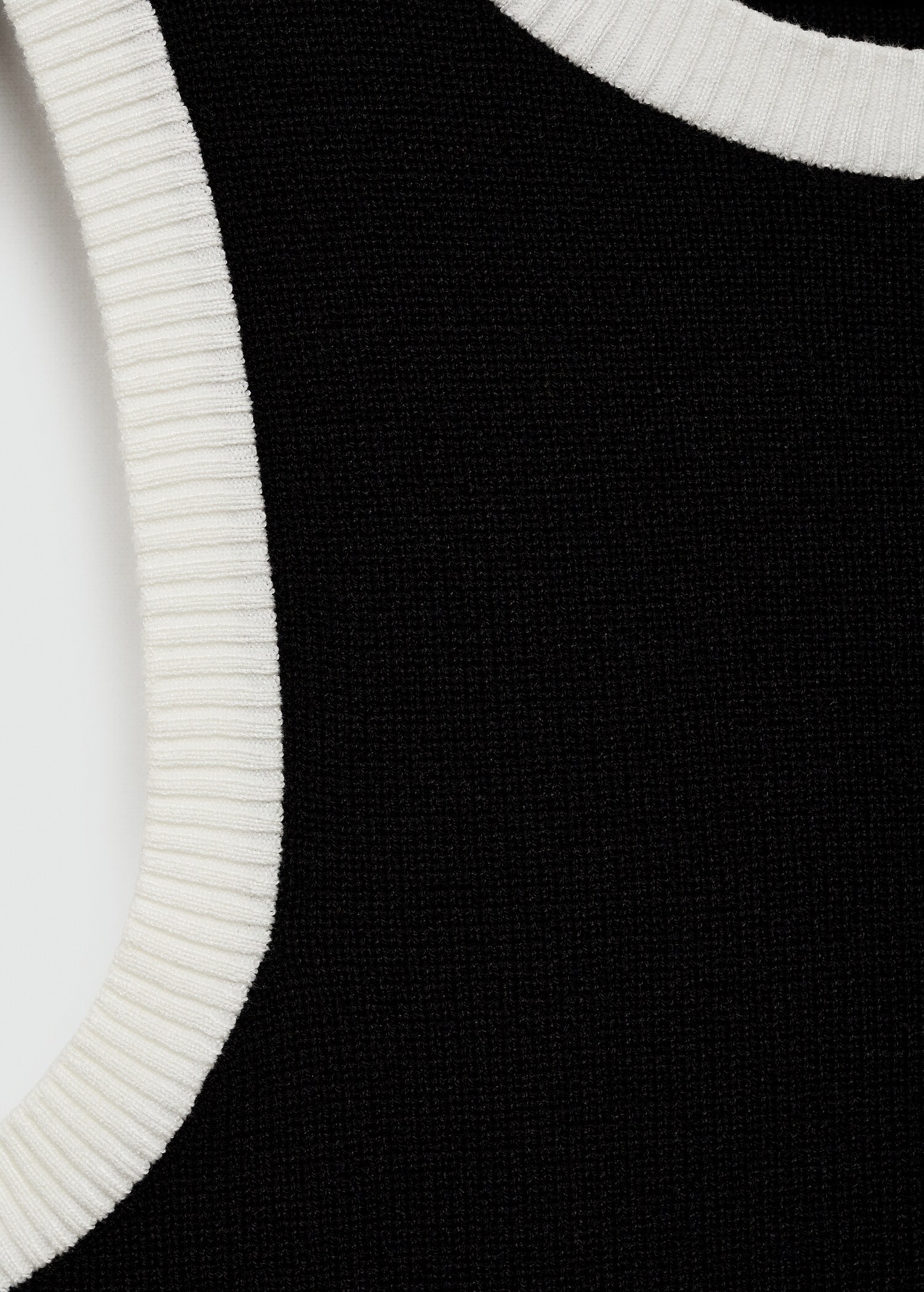 Knitted top with contrasting piping - Details of the article 8