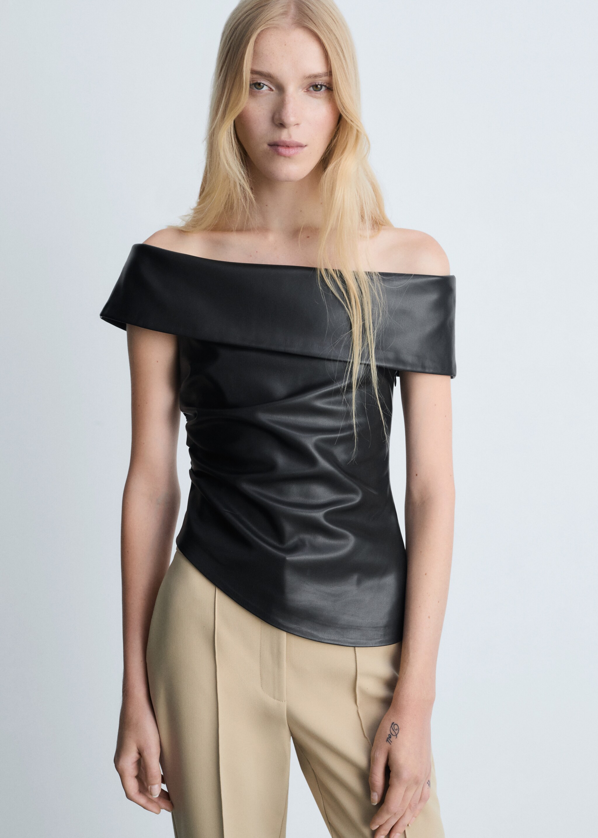 Leather-effect top with open shoulders - Medium plane, Black. Ref: 17167122-00.
