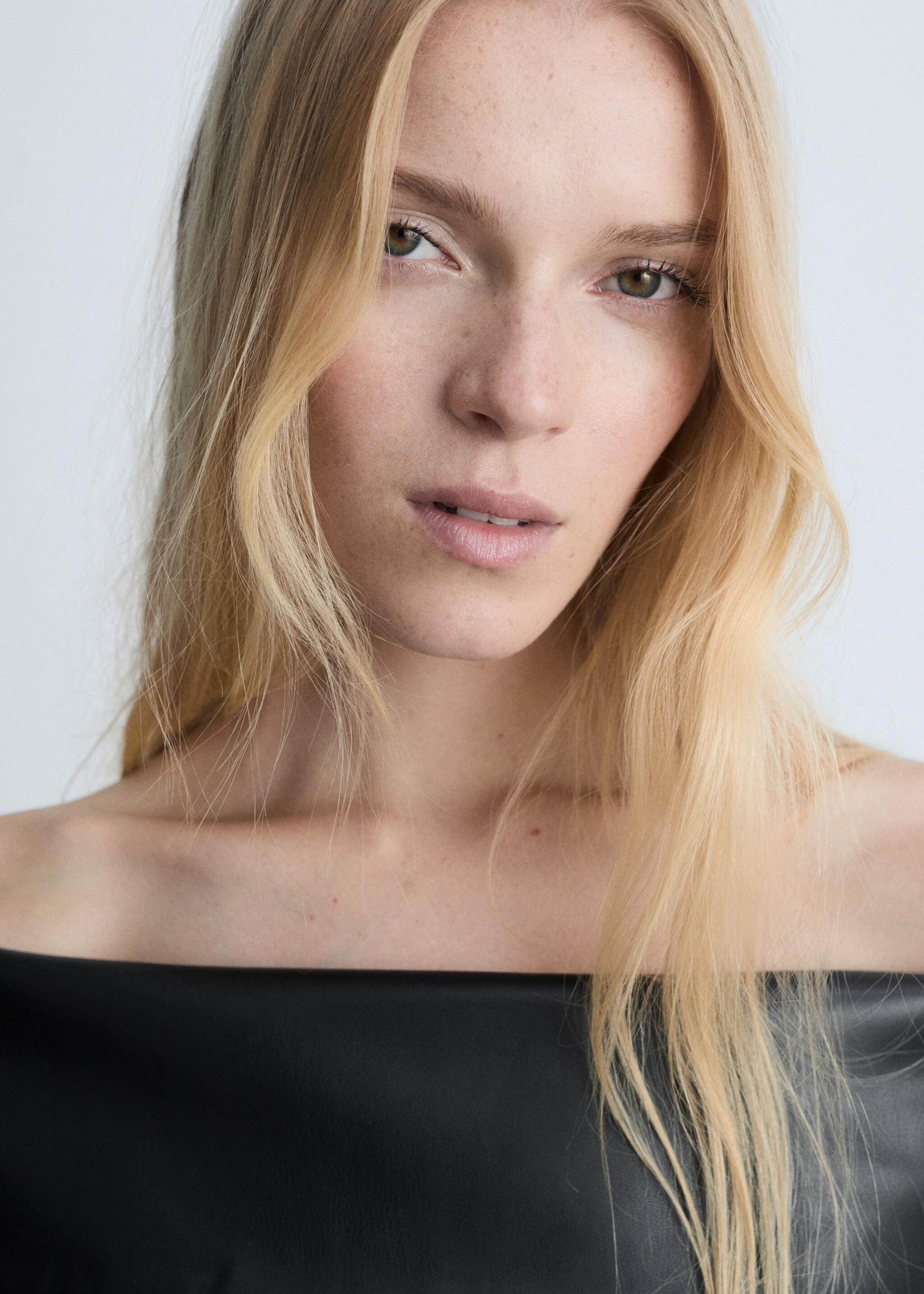 Leather-effect top with open shoulders - Details of the article 6, Black. Ref: 17167122-00.