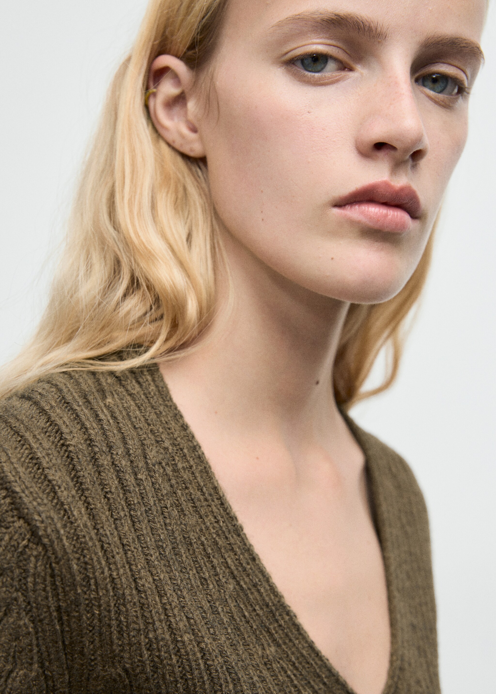 V-neck ribbed cardigan - Details of the article 1, Khaki. Ref: 17179060-00.