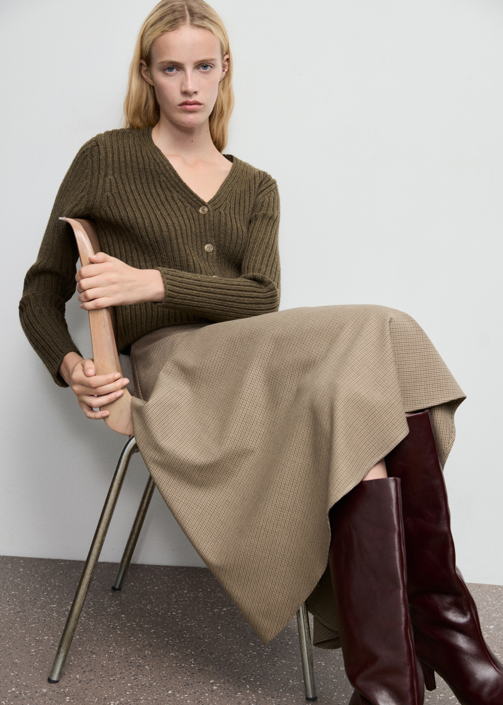 V-neck ribbed cardigan - Details of the article 2, Khaki. Ref: 17179060-00.