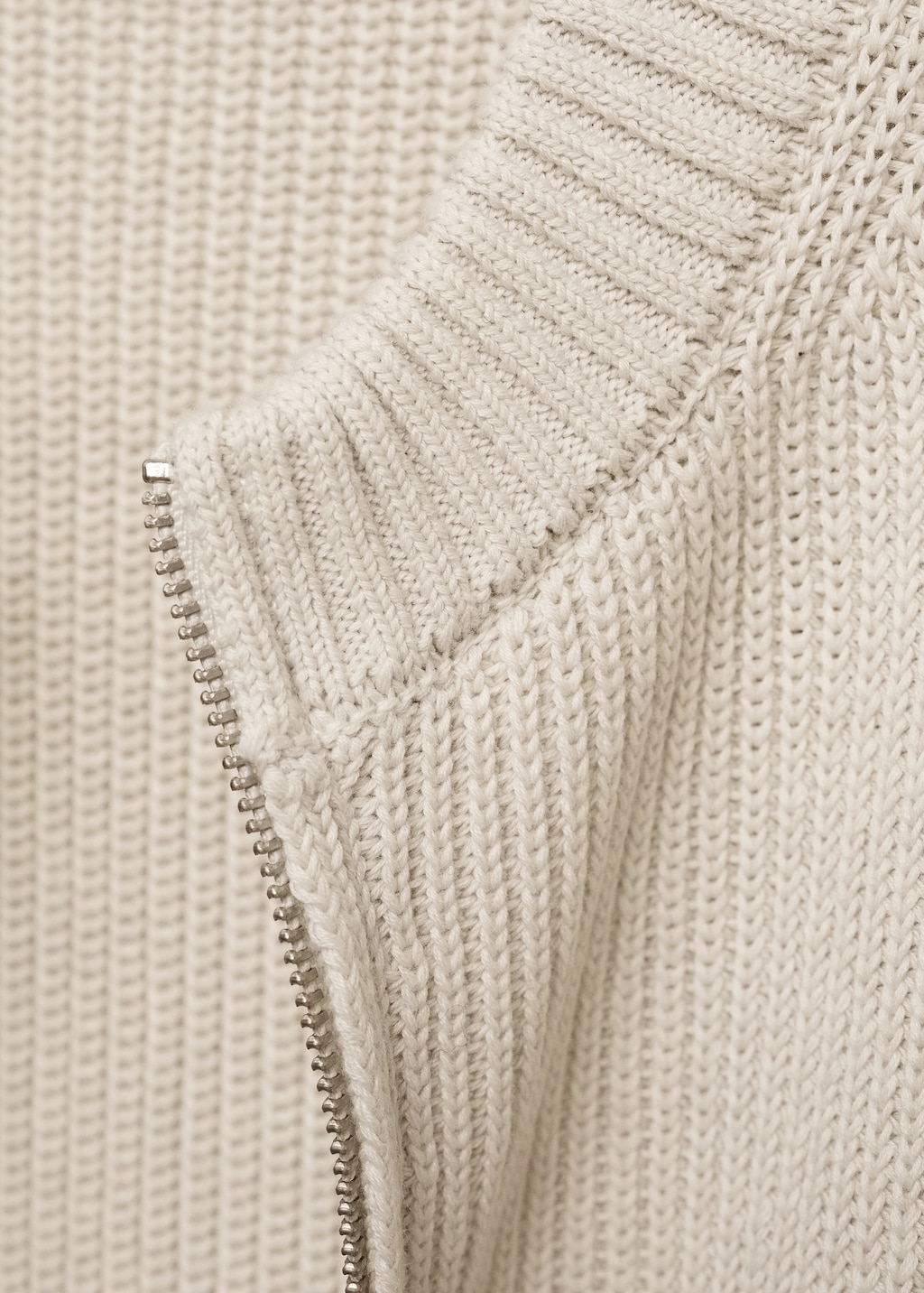 Knitted vest with zip